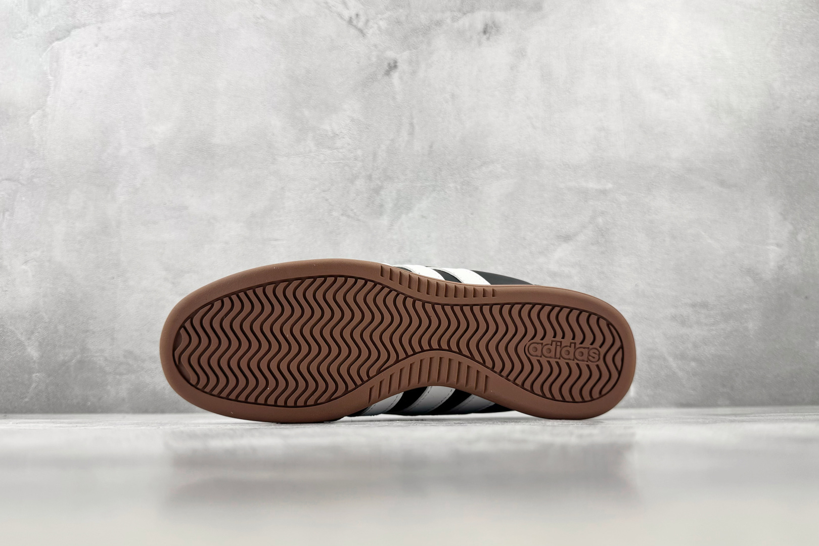 R 版出口订单 adidas BARREDA 黑白 货号:HQ7401 尺码:35.5 36 36.5 37.5 38 R 版出口订单 adidas BARREDA 黑白 货号:HQ7401 尺码:35.5 36 36.5 37.5 38