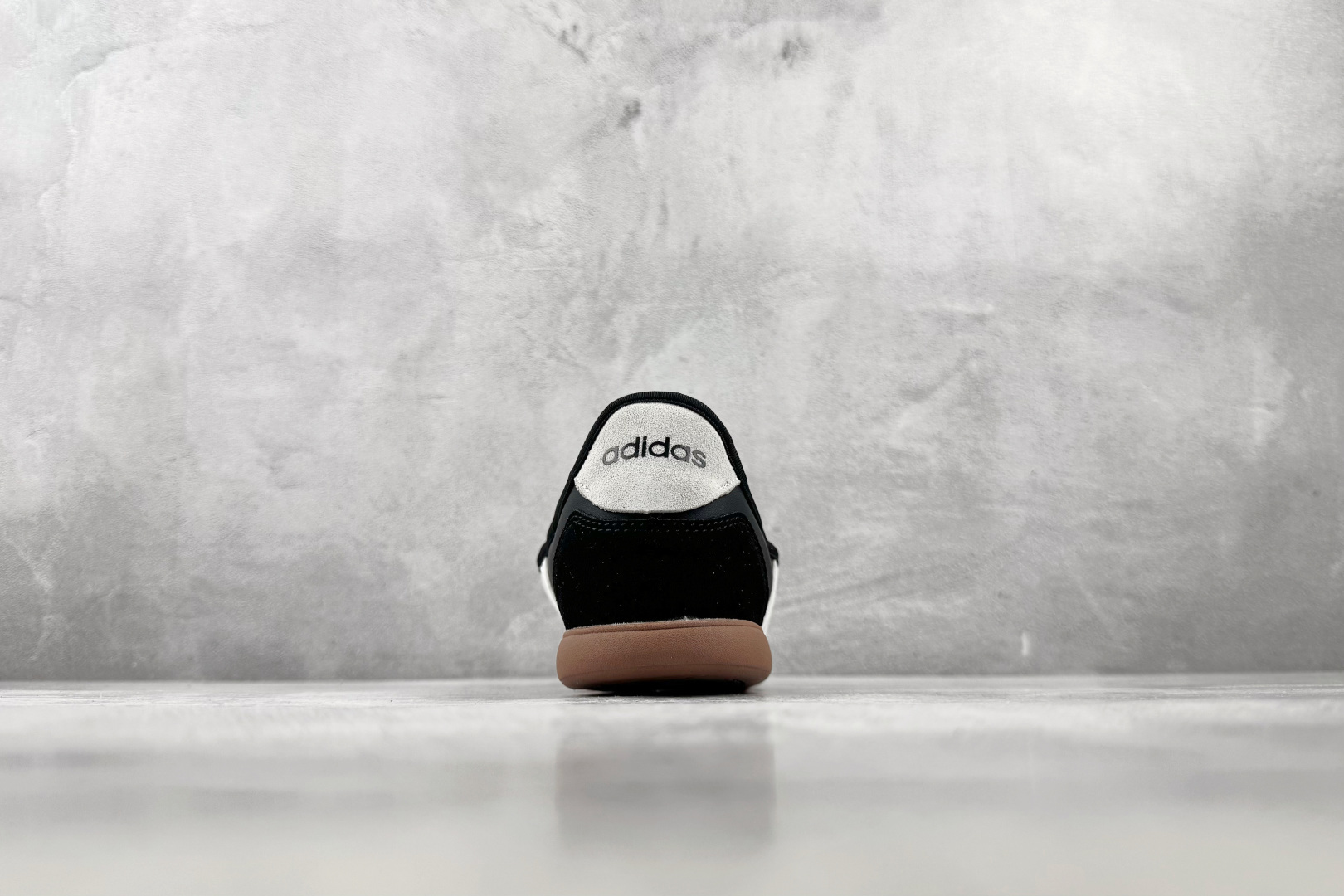 R 版出口订单 adidas BARREDA 黑白 货号:HQ7401 尺码:35.5 36 36.5 37.5 38 R 版出口订单 adidas BARREDA 黑白 货号:HQ7401 尺码:35.5 36 36.5 37.5 38