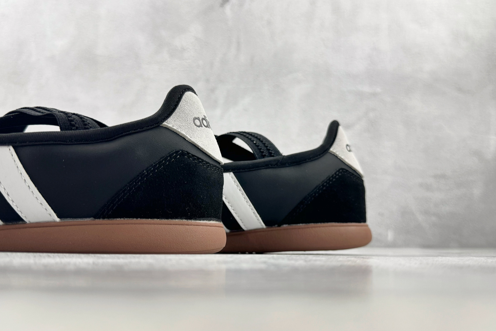 R 版出口订单 adidas BARREDA 黑白 货号:HQ7401 尺码:35.5 36 36.5 37.5 38 R 版出口订单 adidas BARREDA 黑白 货号:HQ7401 尺码:35.5 36 36.5 37.5 38