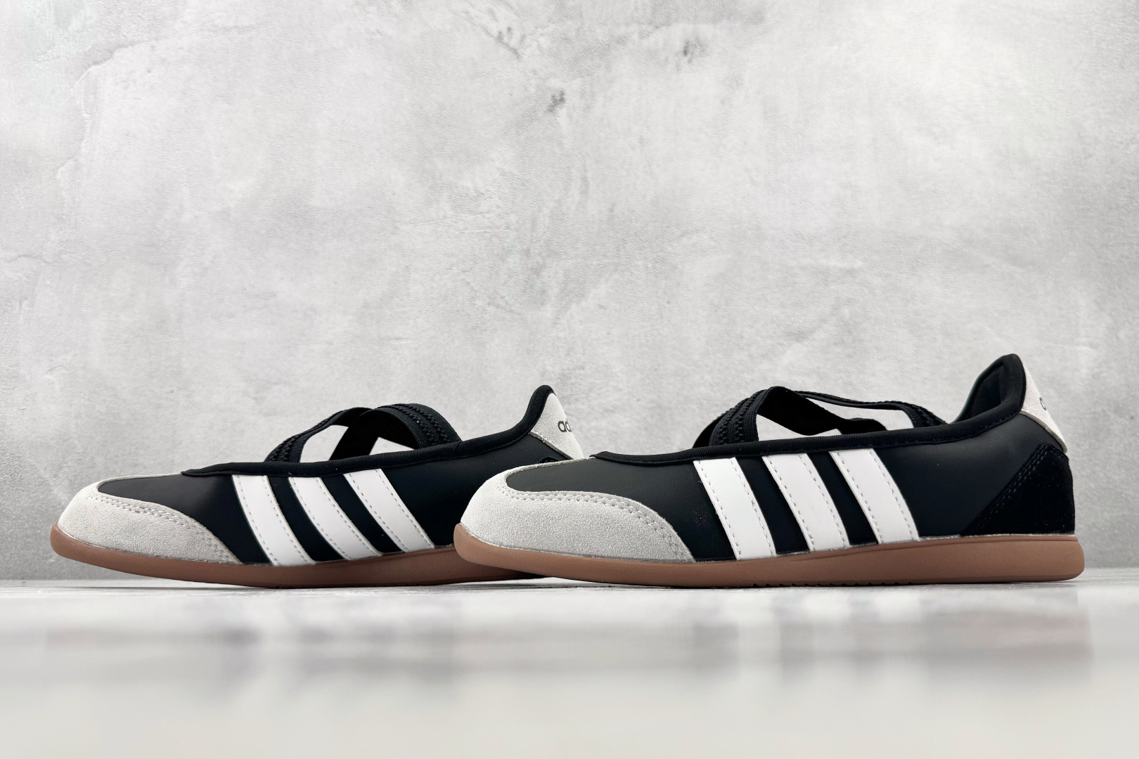 R 版出口订单 adidas BARREDA 黑白 货号:HQ7401 尺码:35.5 36 36.5 37.5 38 R 版出口订单 adidas BARREDA 黑白 货号:HQ7401 尺码:35.5 36 36.5 37.5 38