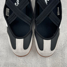 R 版出口订单 adidas BARREDA 黑白 货号:HQ7401 尺码:35.5 36 36.5 37.5 38 R 版出口订单 adidas BARREDA 黑白 货号:HQ7401 尺码:35.5 36 36.5 37.5 38