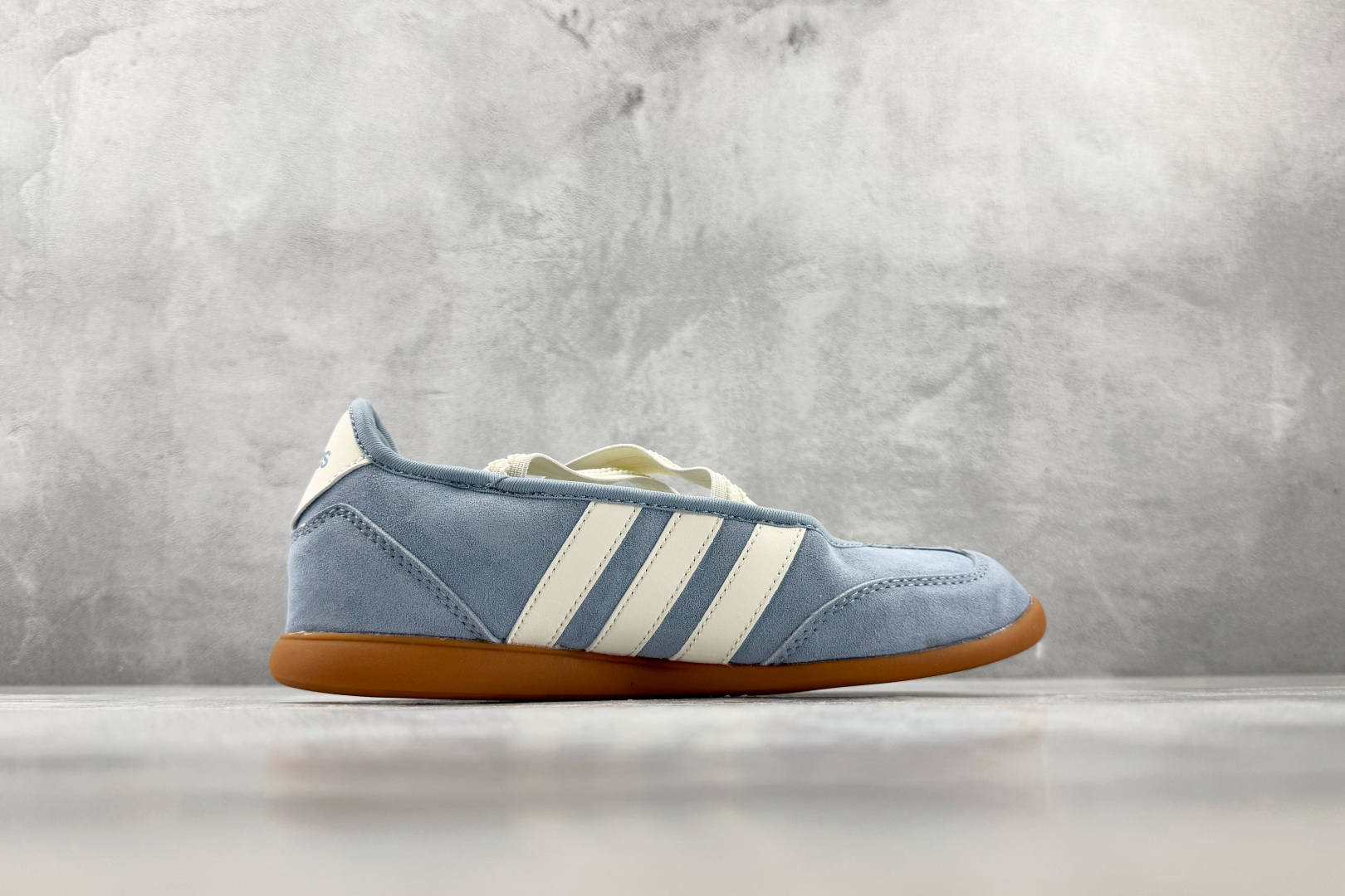 R 版出口订单 adidas BARREDA 蓝白 货号:KJ2253 尺码:35.5 36 36.5 37.5 38 R 版出口订单 adidas BARREDA 蓝白 货号:KJ2253 尺码:35.5 36 36.5 37.5 38