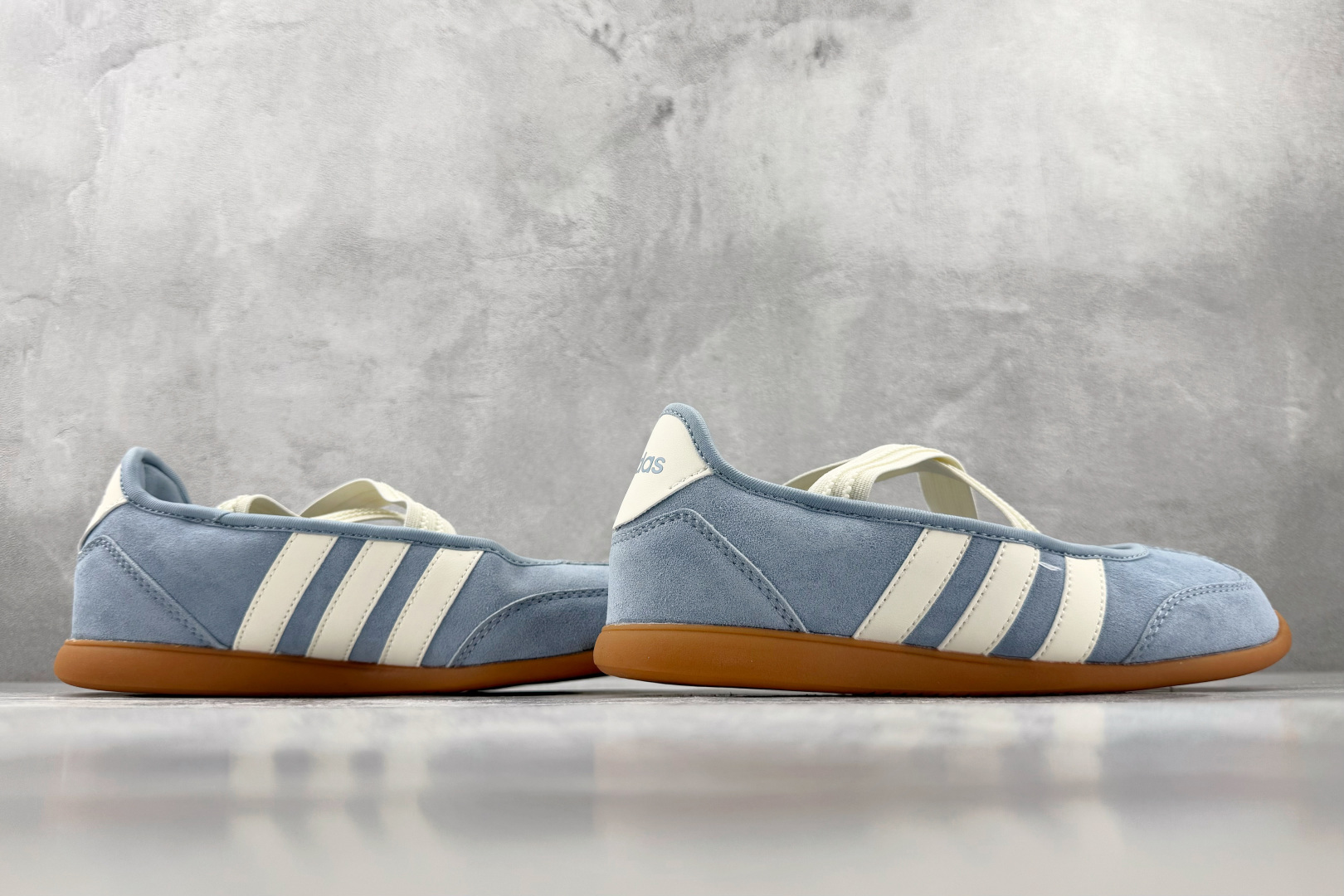 R 版出口订单 adidas BARREDA 蓝白 货号:KJ2253 尺码:35.5 36 36.5 37.5 38 R 版出口订单 adidas BARREDA 蓝白 货号:KJ2253 尺码:35.5 36 36.5 37.5 38