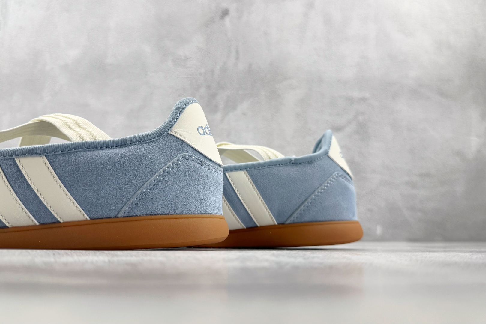 R 版出口订单 adidas BARREDA 蓝白 货号:KJ2253 尺码:35.5 36 36.5 37.5 38 R 版出口订单 adidas BARREDA 蓝白 货号:KJ2253 尺码:35.5 36 36.5 37.5 38