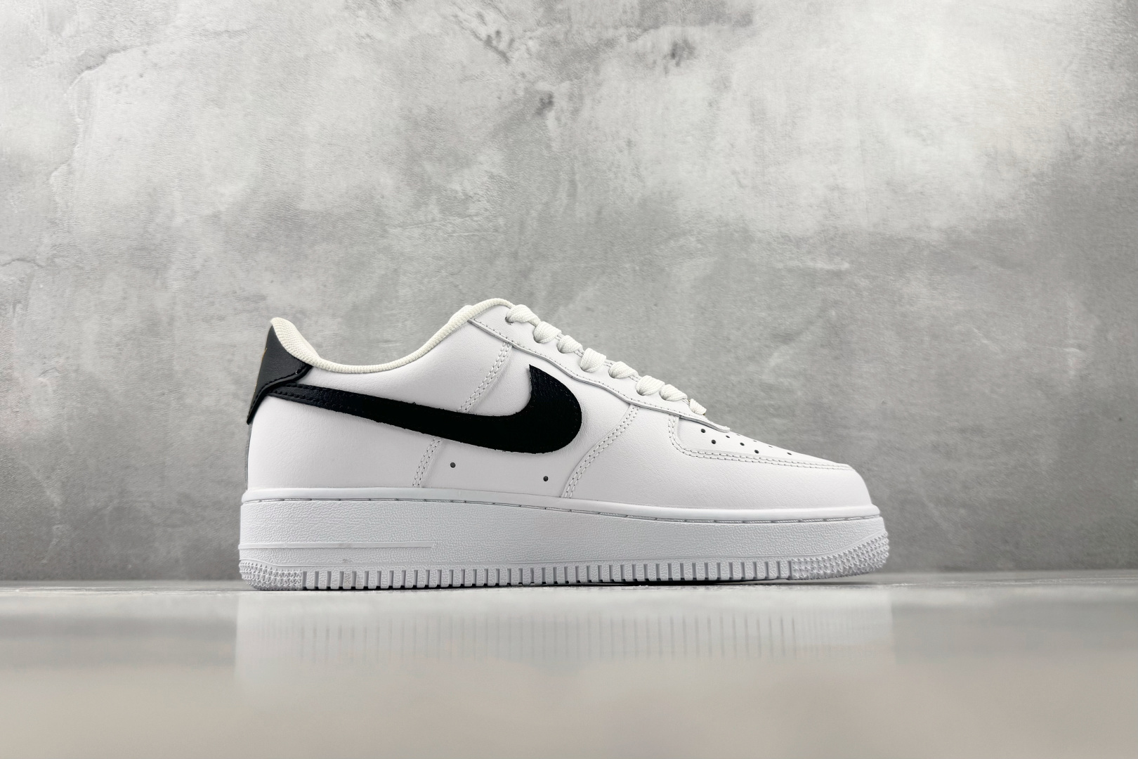 PB 外贸批次 Nike Air Force 1 Essential 白黑红 货号：CZ0270-102 尺码：35.5