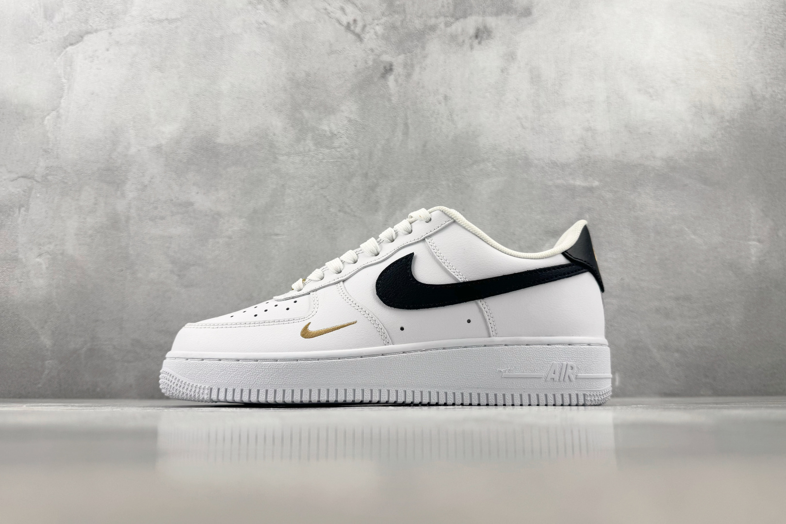 PB 外贸批次 Nike Air Force 1 Essential 白黑红 货号：CZ0270-102 尺码：35.5