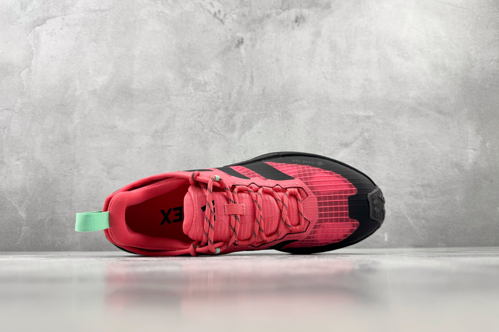 Top adidas FREEHIKER 3 GTX 荧光红 货号：KI8282 尺码：40 40.5 41 42 42
