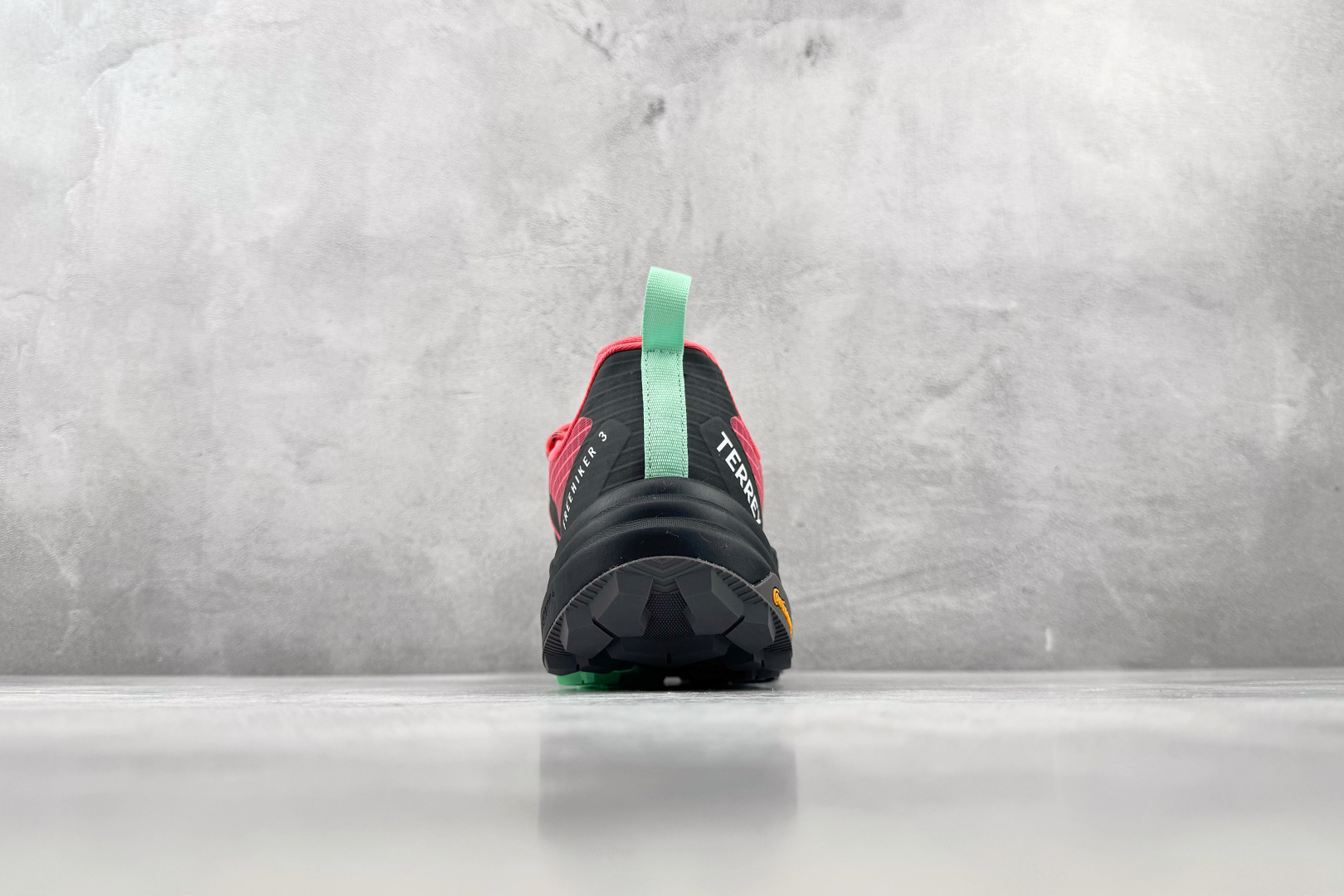 Top adidas FREEHIKER 3 GTX 荧光红 货号：KI8282 尺码：40 40.5 41 42 42
