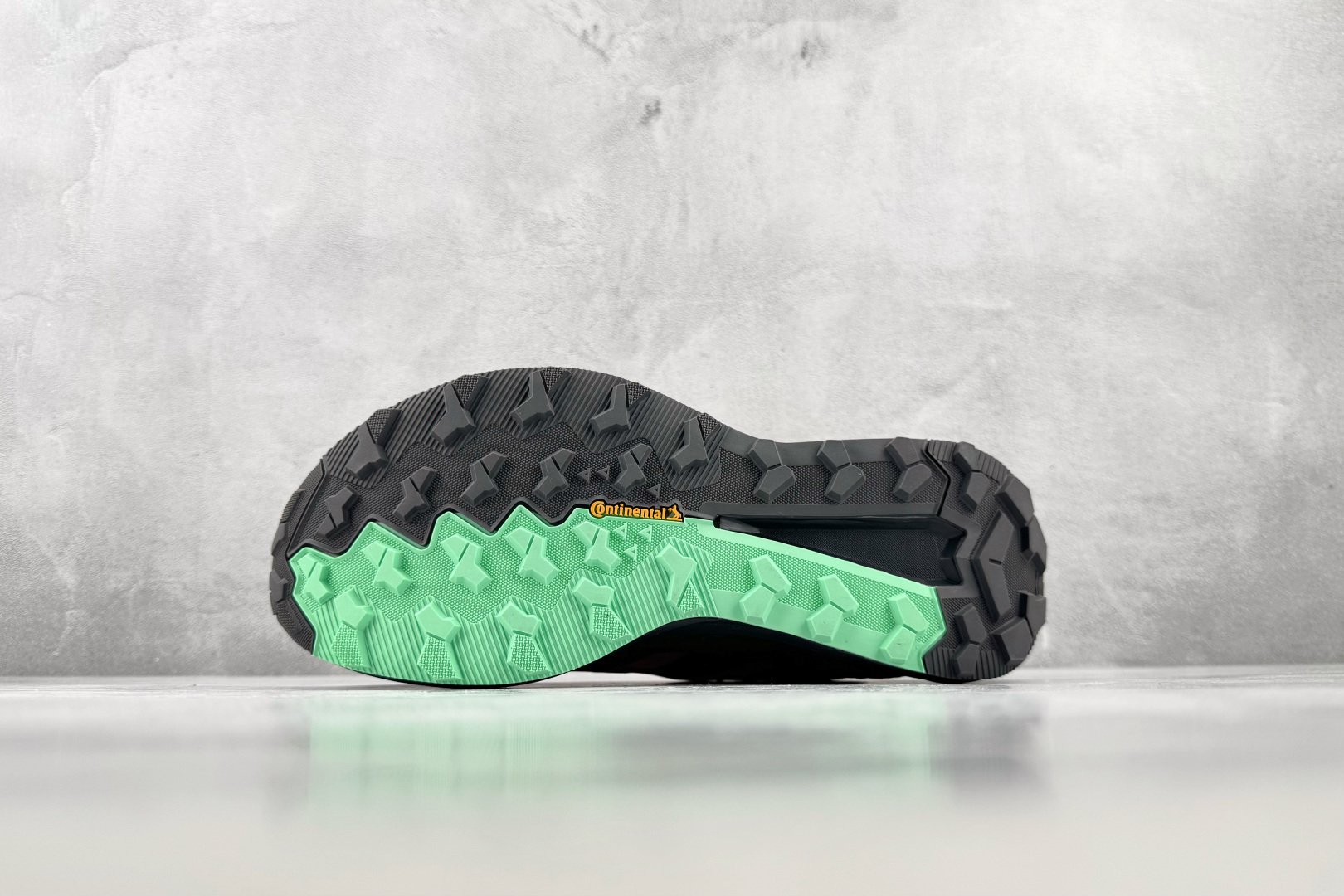 Top adidas FREEHIKER 3 GTX 荧光红 货号：KI8282 尺码：40 40.5 41 42 42
