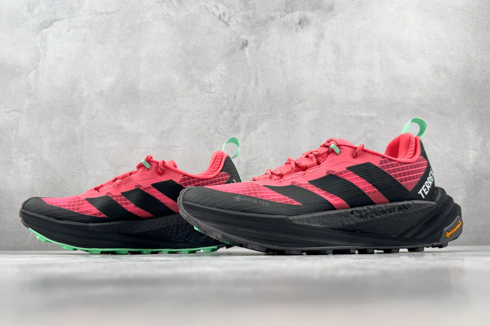 Top adidas FREEHIKER 3 GTX 荧光红 货号：KI8282 尺码：40 40.5 41 42 42