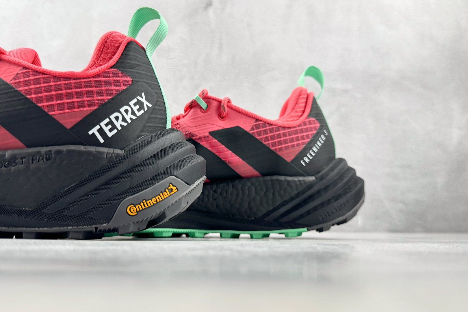 Top adidas FREEHIKER 3 GTX 荧光红 货号：KI8282 尺码：40 40.5 41 42 42