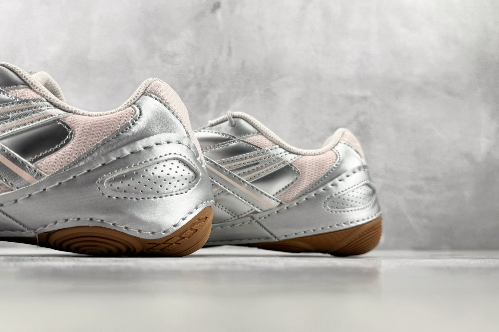 Top ASICS Hypersync 银粉 货号:1203A879-024 尺码:36 36.5 37.5 38 38 Top ASICS Hypersync 银粉 货号:1203A879-024 尺码:36 36.5 37.5 38 38