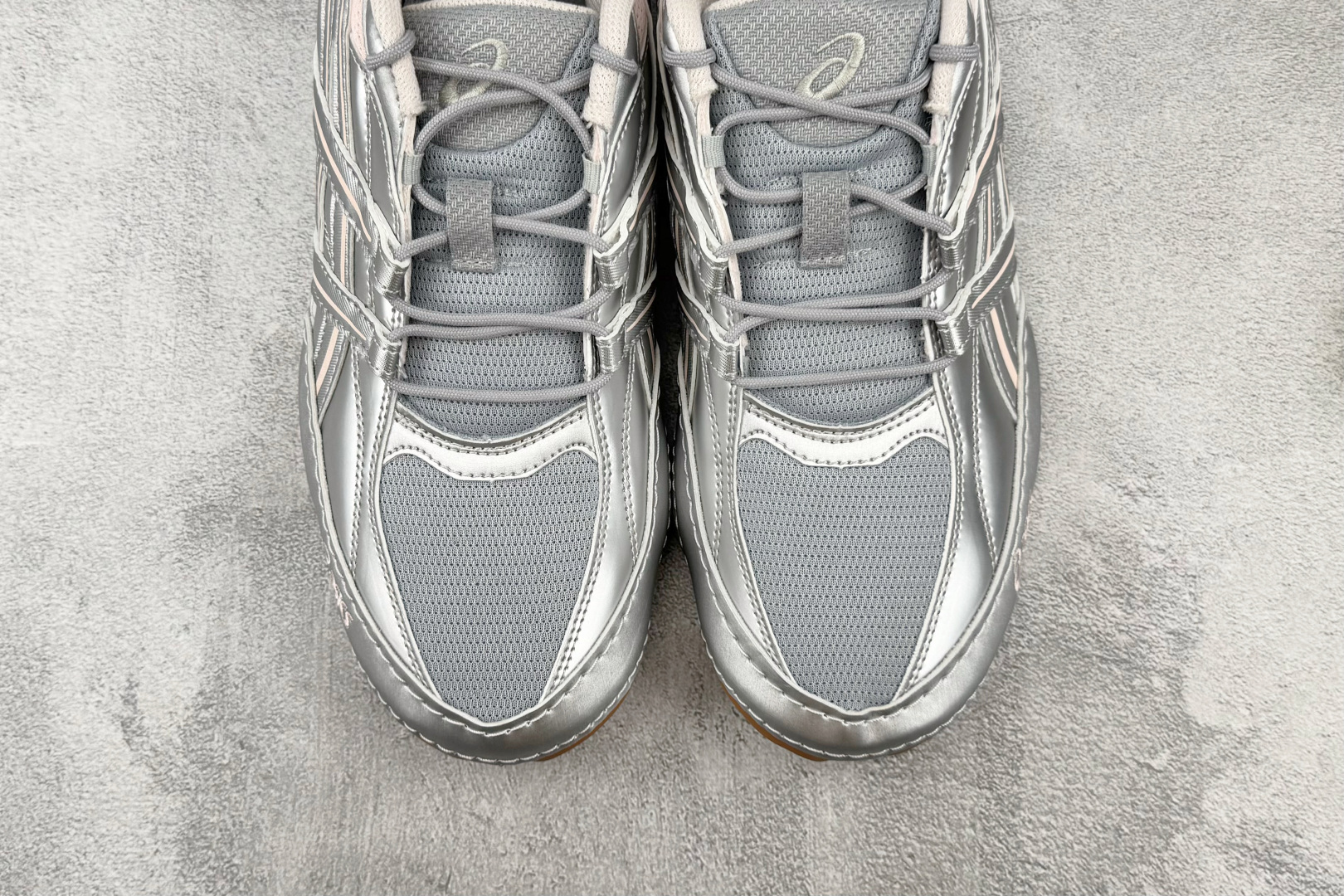 Top ASICS Hypersync 银粉 货号:1203A879-024 尺码:36 36.5 37.5 38 38 Top ASICS Hypersync 银粉 货号:1203A879-024 尺码:36 36.5 37.5 38 38