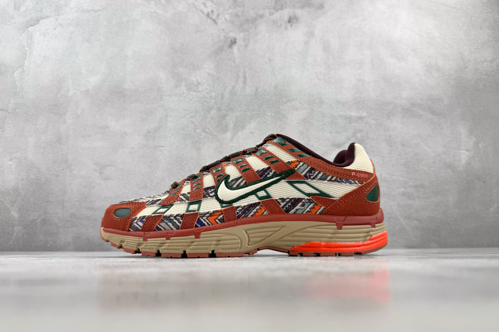 PF 原鞋开发 原数据档案 Nike P-6000 迷彩红 货号：IQ0598 209 尺码：36 36.5 37.5 