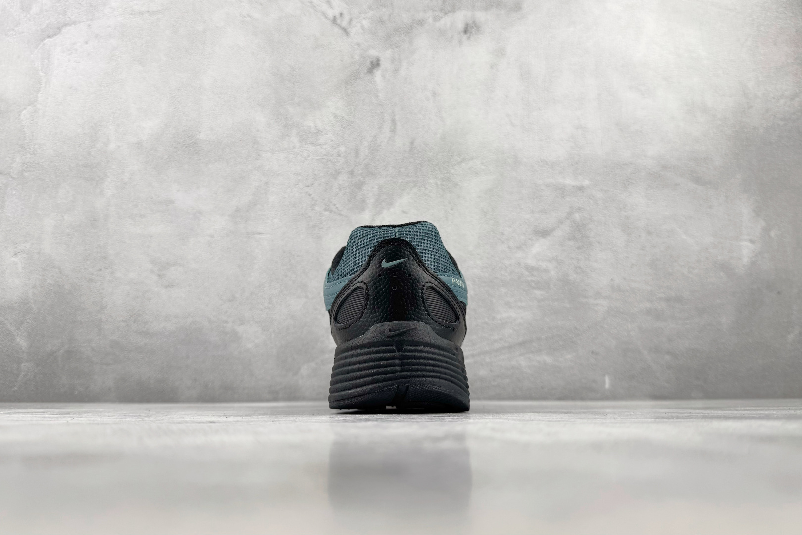 PF 原鞋开发 原数据档案 Nike P-6000 黑墨绿 货号：IH8042 001 尺码：39 40 40.5 41