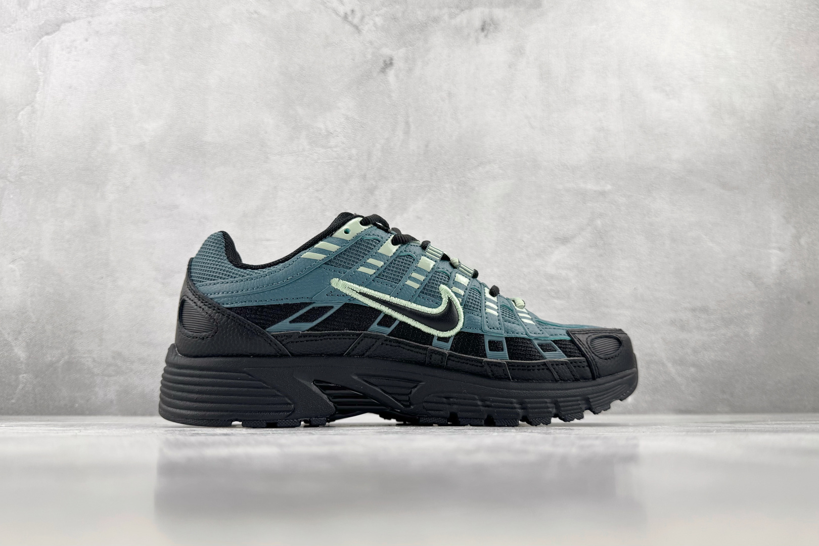 PF 原鞋开发 原数据档案 Nike P-6000 黑墨绿 货号：IH8042 001 尺码：39 40 40.5 41