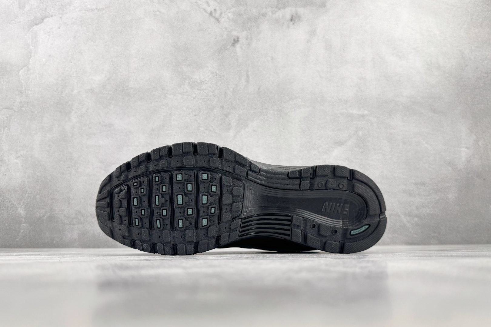 PF 原鞋开发 原数据档案 Nike P-6000 黑墨绿 货号：IH8042 001 尺码：39 40 40.5 41