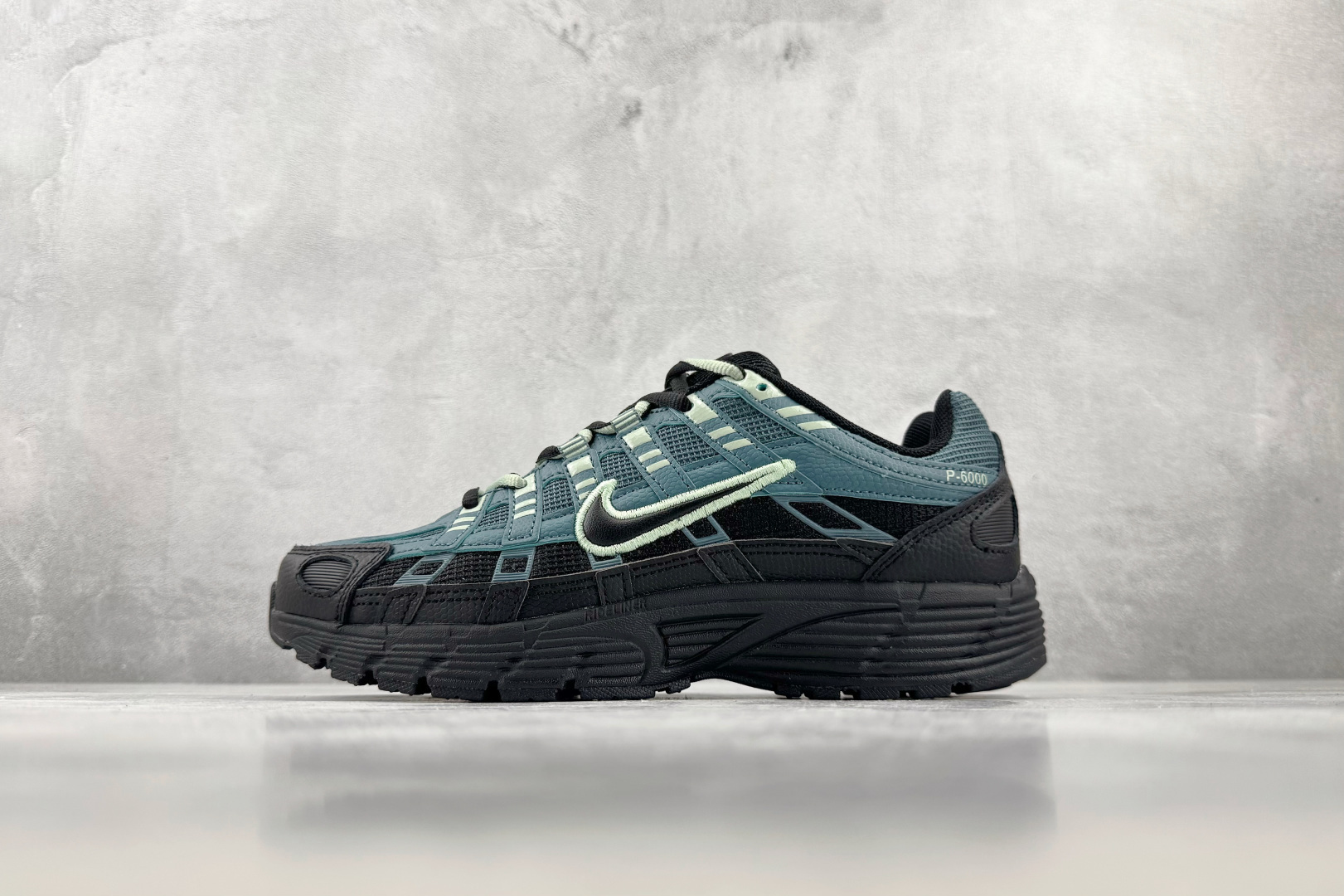 PF 原鞋开发 原数据档案 Nike P-6000 黑墨绿 货号：IH8042 001 尺码：39 40 40.5 41