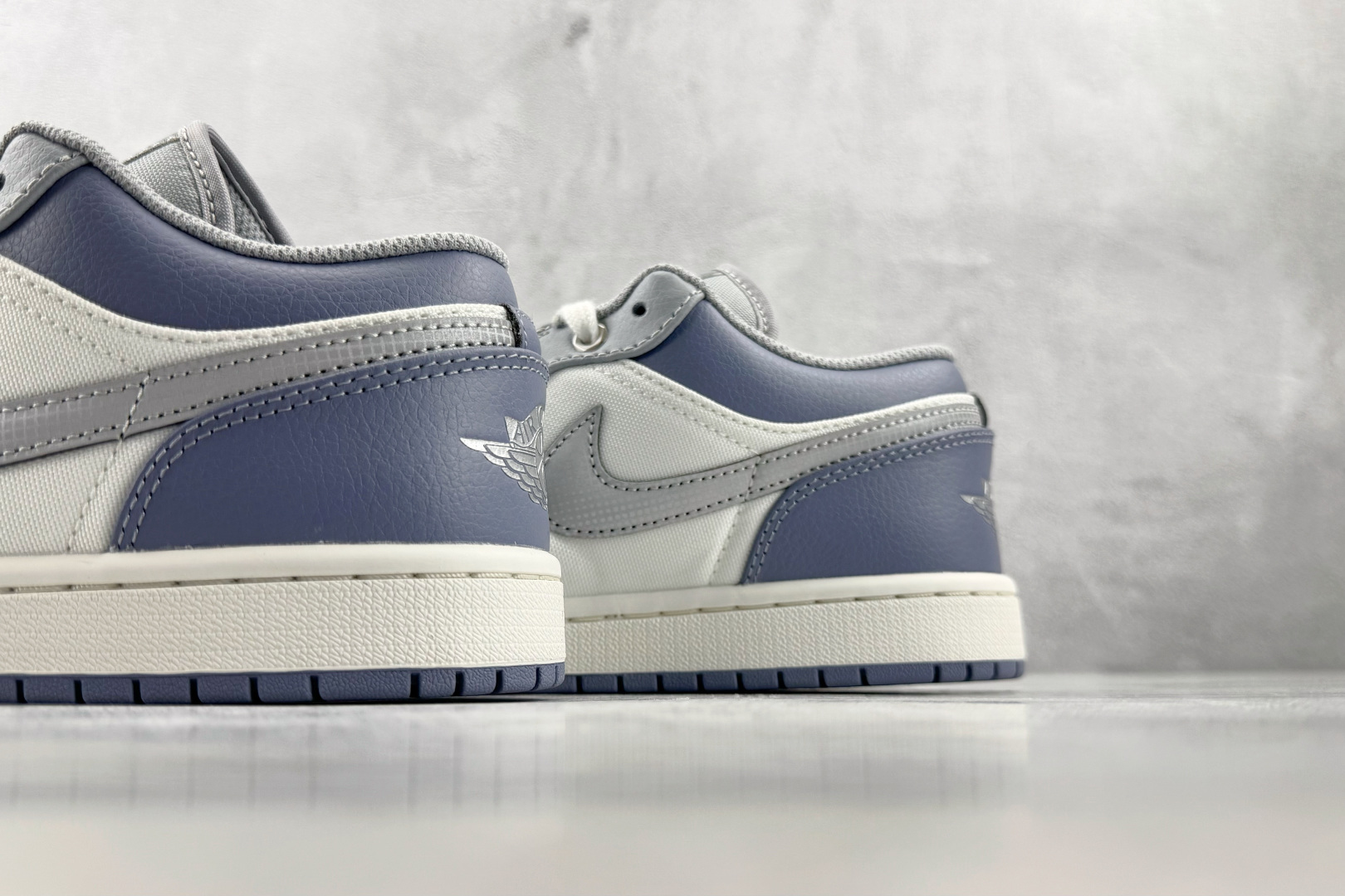 DT  公司级 Jordan Air Jordan 1 白银色 货号：IX5003-101 尺码：35.5 36 36.