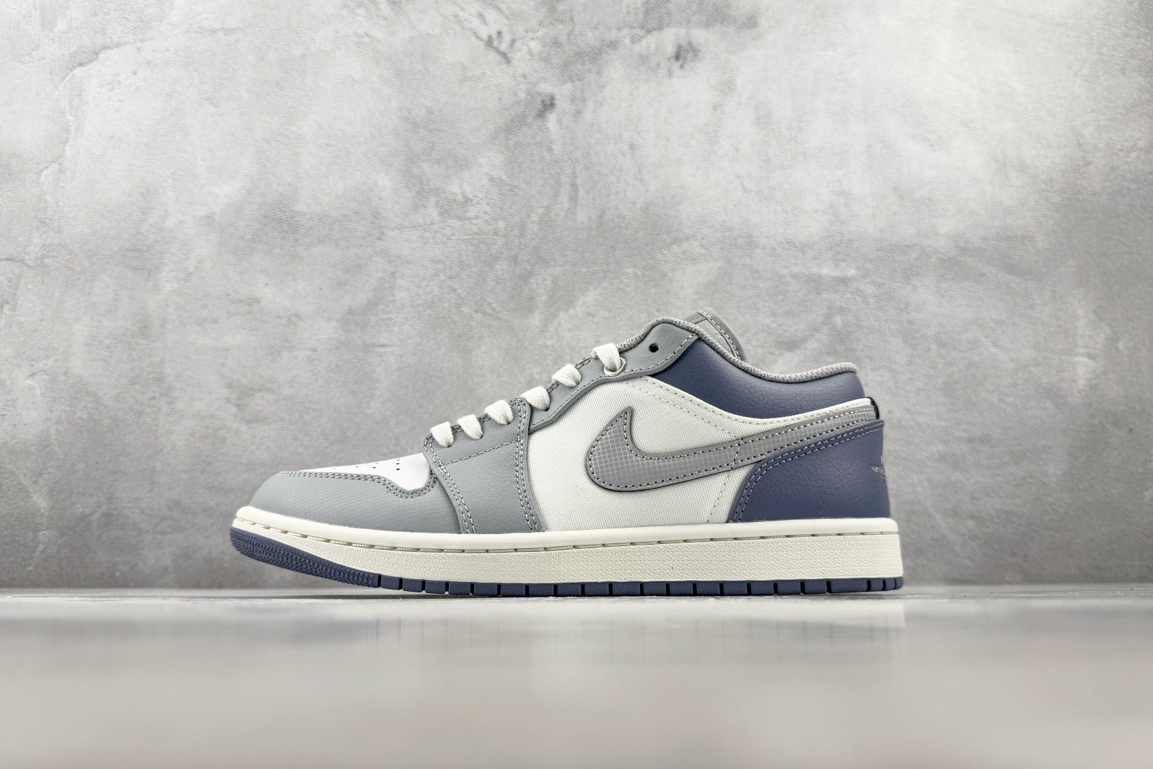 DT  公司级 Jordan Air Jordan 1 白银色 货号：IX5003-101 尺码：35.5 36 36.