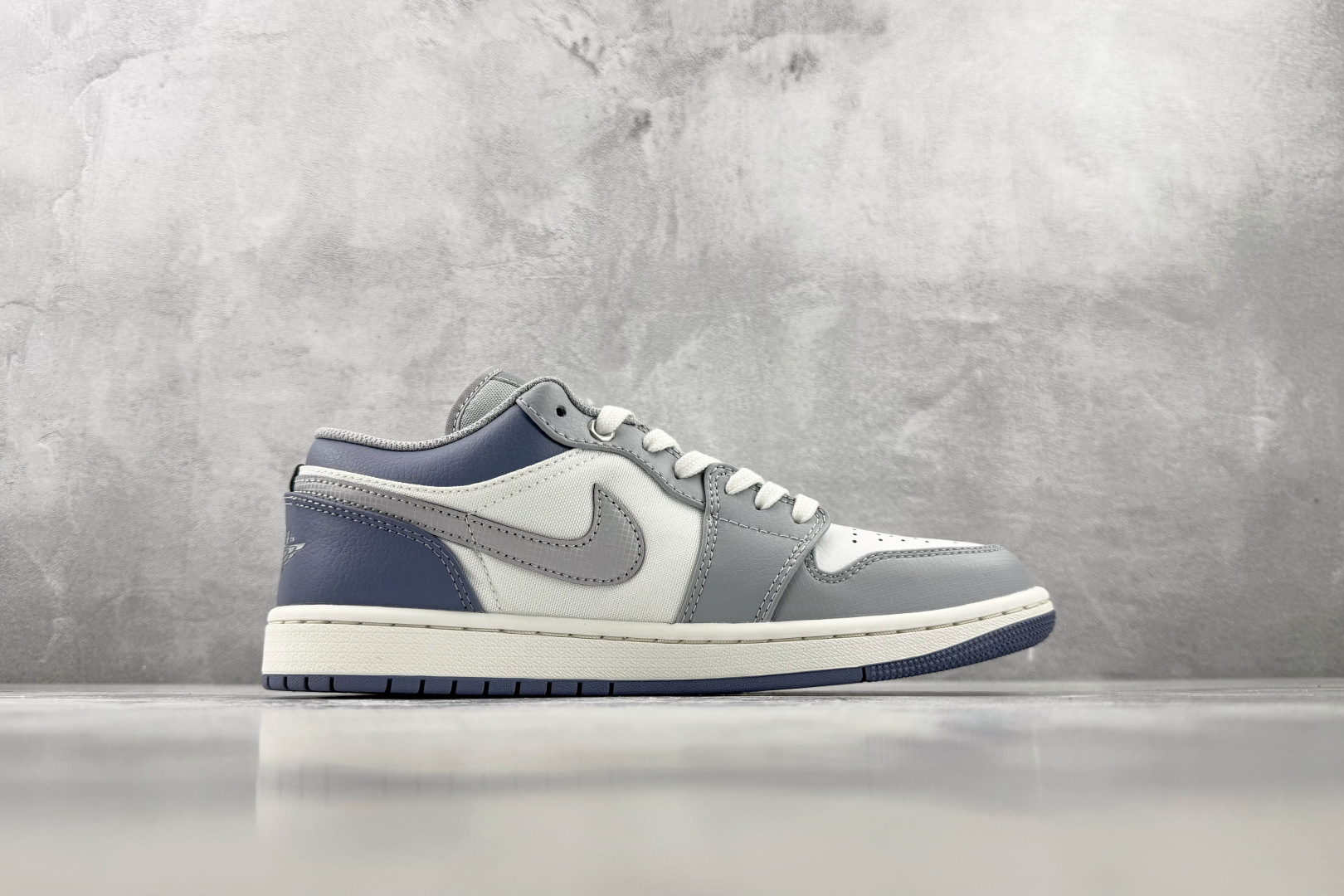 DT  公司级 Jordan Air Jordan 1 白银色 货号：IX5003-101 尺码：35.5 36 36.