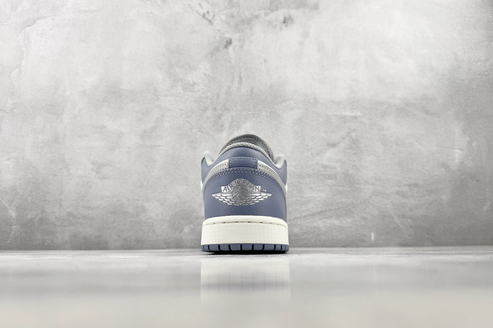 DT  公司级 Jordan Air Jordan 1 白银色 货号：IX5003-101 尺码：35.5 36 36.