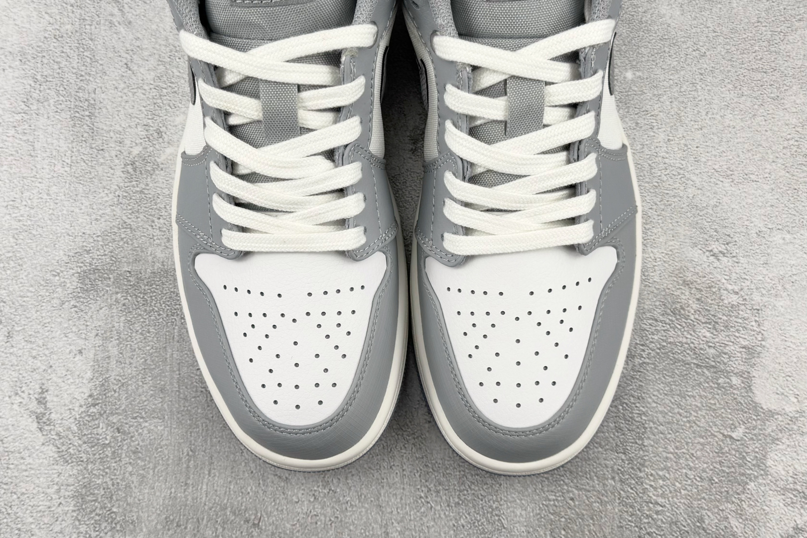 DT  公司级 Jordan Air Jordan 1 白银色 货号：IX5003-101 尺码：35.5 36 36.