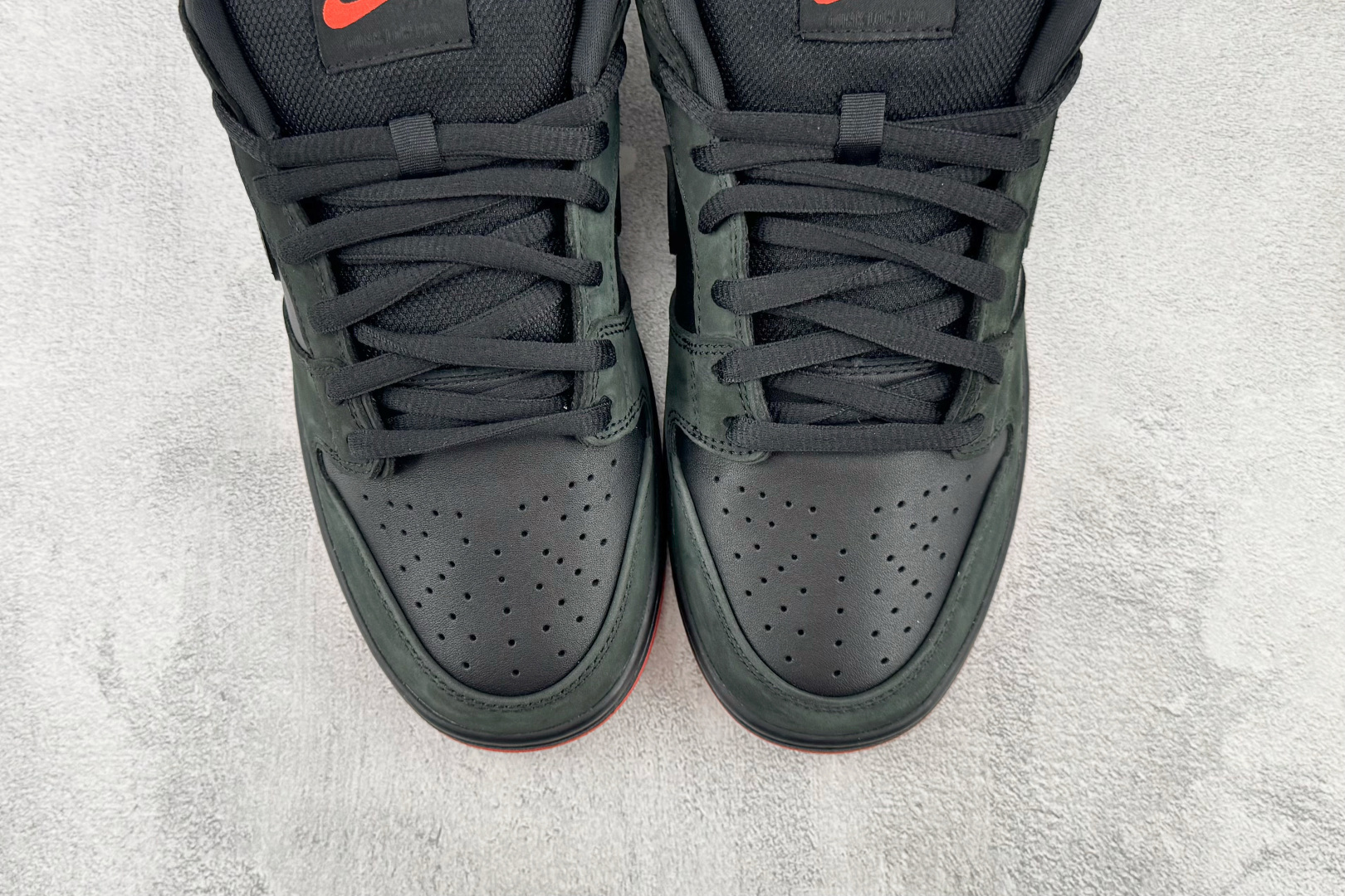 N版 东南亚订单 Nike Dunk SB Black Pigeon 黑鸽子 货号:-008 尺码:36 36.5 N版 东南亚订单 Nike Dunk SB Black Pigeon 黑鸽子 货号:-008 尺码:36 36.5