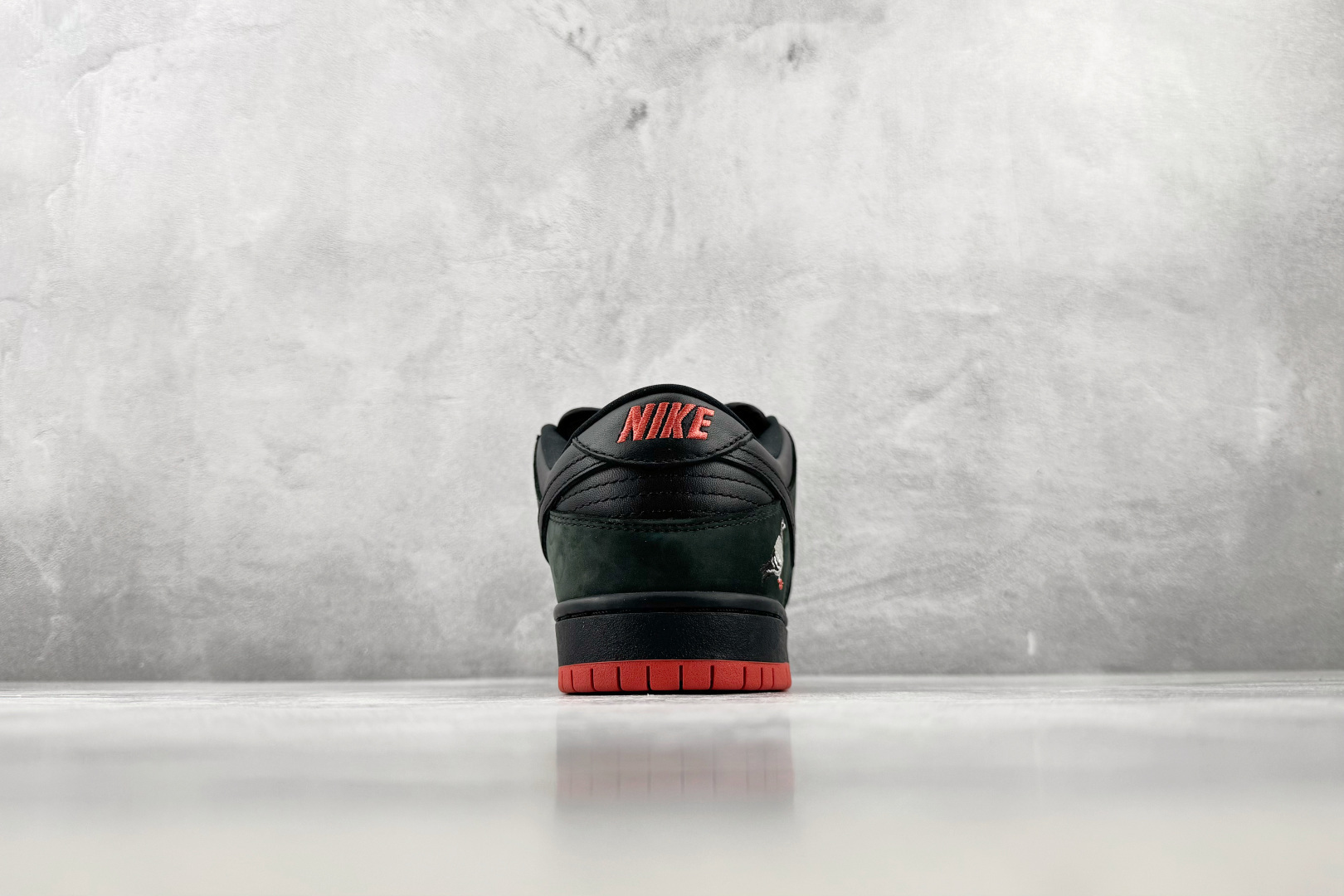 N版 东南亚订单 Nike Dunk SB Black Pigeon 黑鸽子 货号:-008 尺码:36 36.5 N版 东南亚订单 Nike Dunk SB Black Pigeon 黑鸽子 货号:-008 尺码:36 36.5