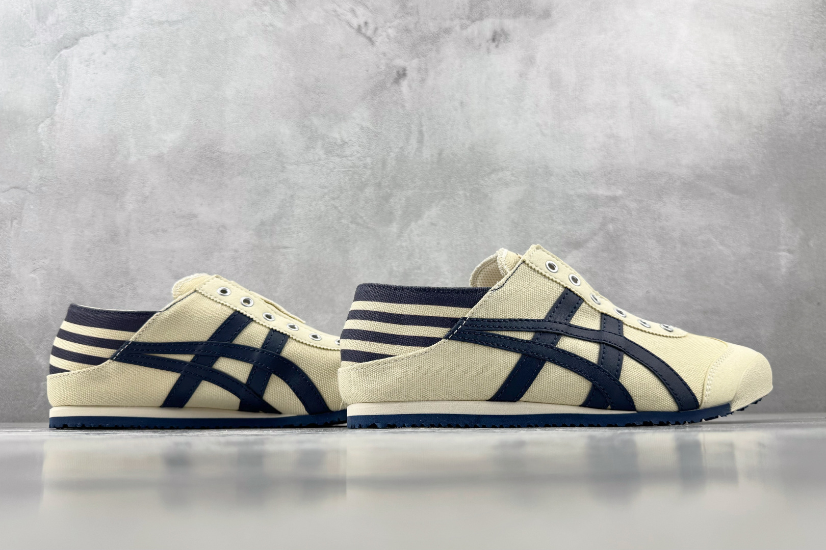 OT 头层 Onitsuka Tiger鬼塚虎 MEXICO 66 PARATY 米蓝色 货号：1183C233-250