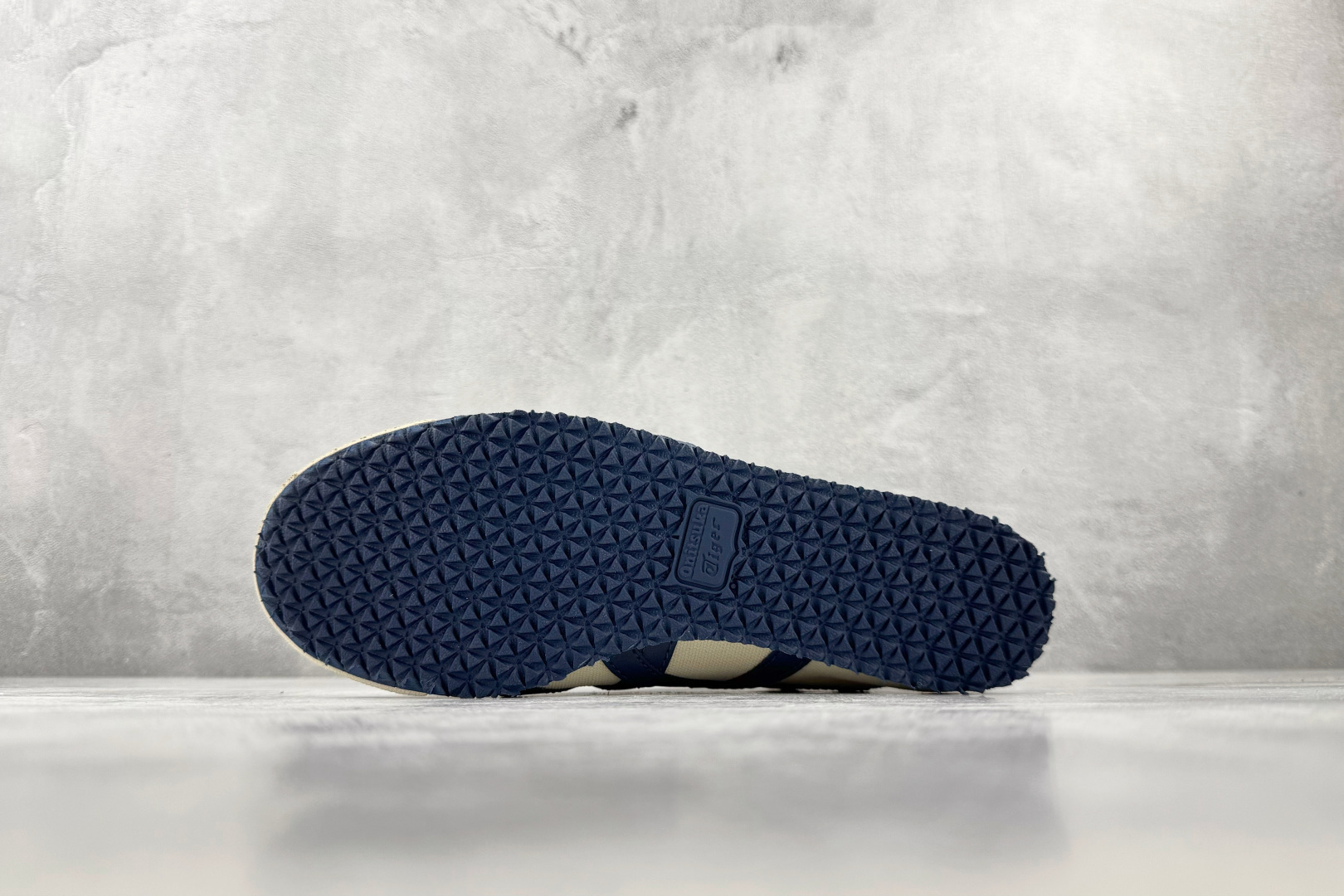 OT 头层 Onitsuka Tiger鬼塚虎 MEXICO 66 PARATY 米蓝色 货号：1183C233-250