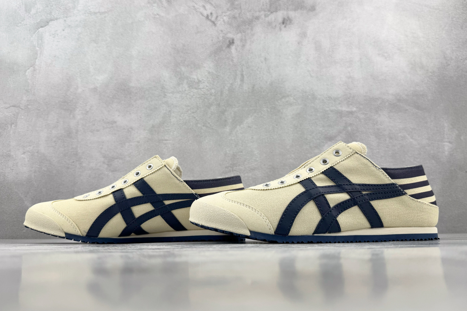OT 头层 Onitsuka Tiger鬼塚虎 MEXICO 66 PARATY 米蓝色 货号：1183C233-250