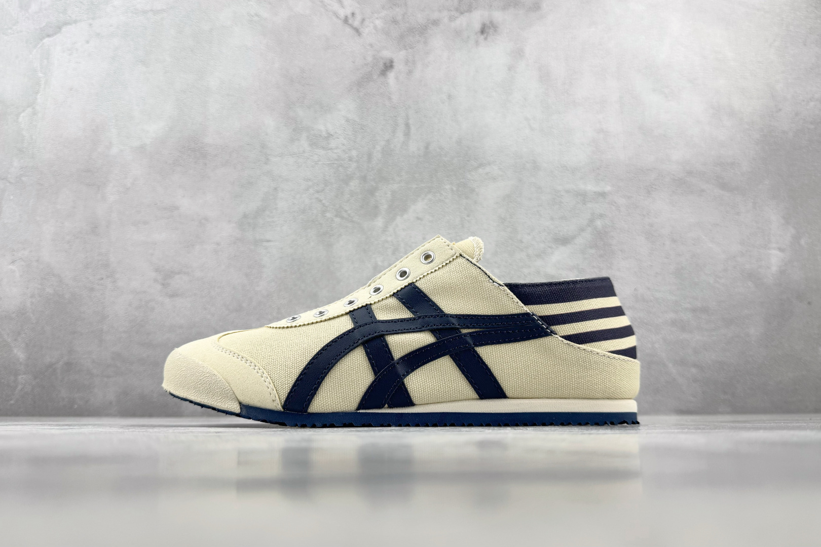 OT 头层 Onitsuka Tiger鬼塚虎 MEXICO 66 PARATY 米蓝色 货号：1183C233-250