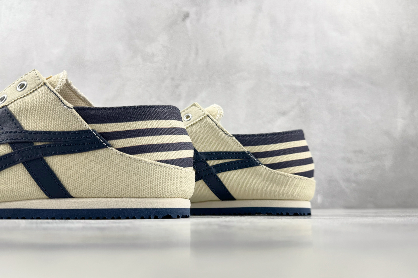 OT 头层 Onitsuka Tiger鬼塚虎 MEXICO 66 PARATY 米蓝色 货号：1183C233-250