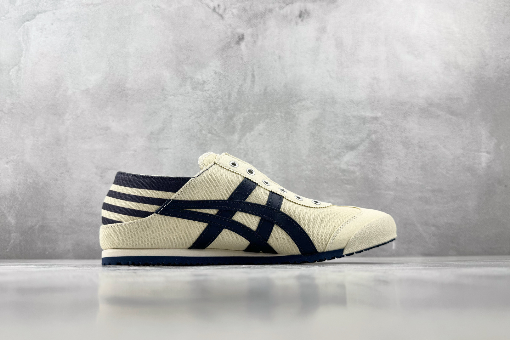 OT 头层 Onitsuka Tiger鬼塚虎 MEXICO 66 PARATY 米蓝色 货号：1183C233-250