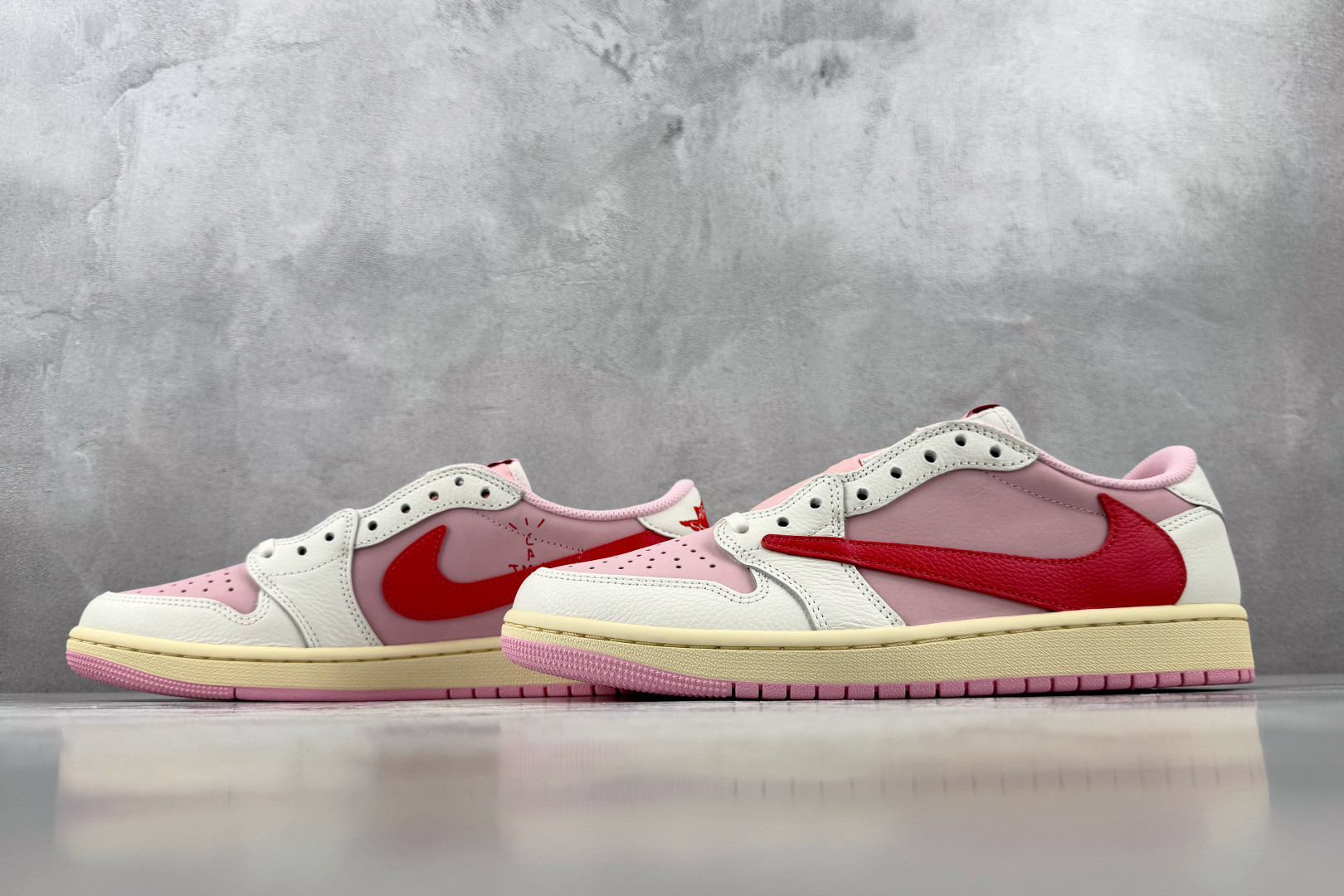GX 顶级纯原 完美复刻 Jordan × Travis Scott Air Jordan 1 Low OG 粉倒钩 T
