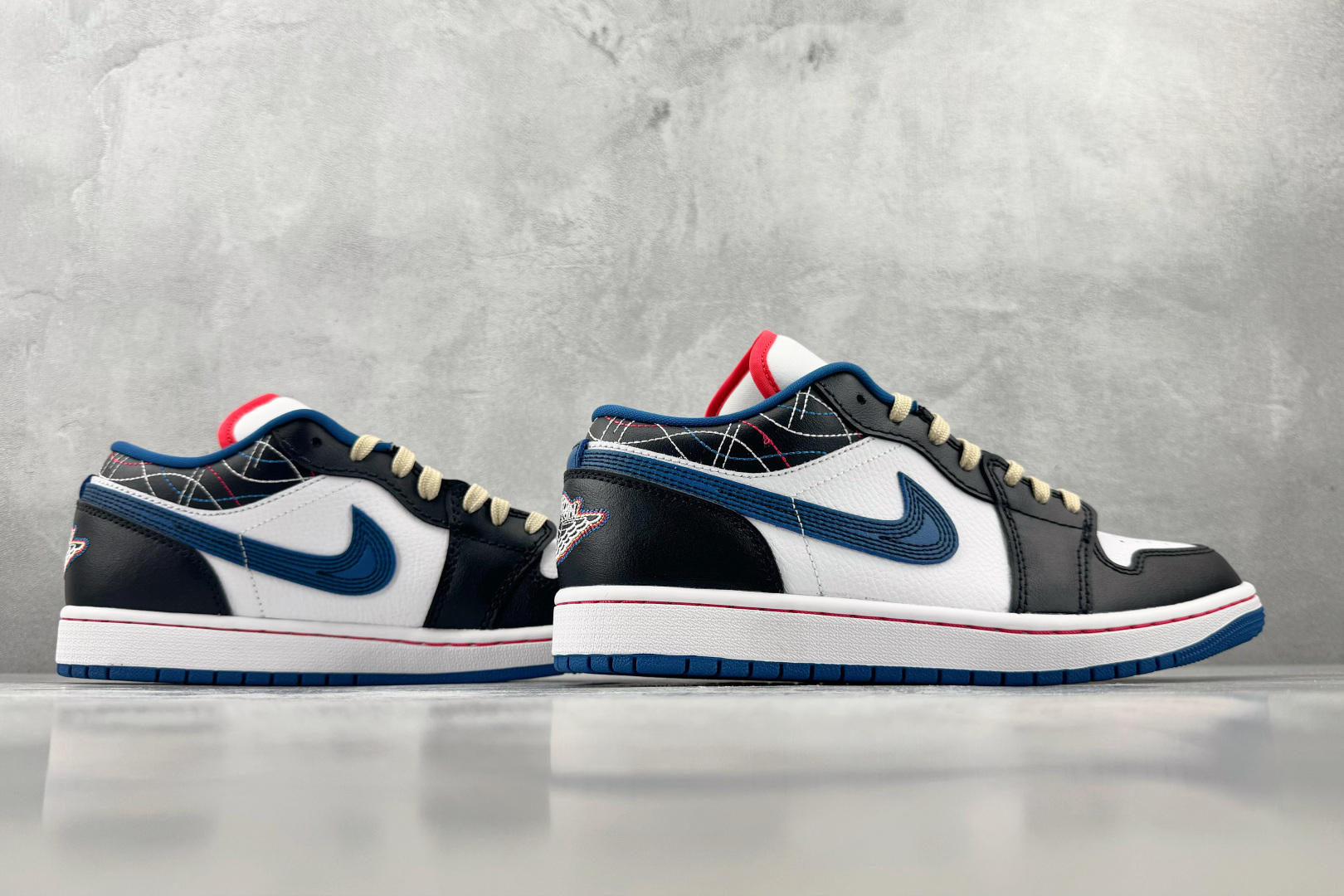 Mok Jordan Air Jordan 1 白黑色 货号:FV3622-141 尺码:36 36.5 37.5 3 Mok Jordan Air Jordan 1 白黑色 货号:FV3622-141 尺码:36 36.5 37.5 3