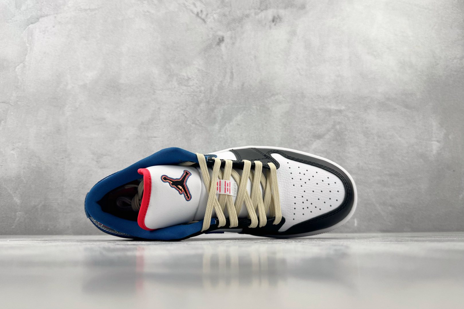 Mok Jordan Air Jordan 1 白黑色 货号:FV3622-141 尺码:36 36.5 37.5 3 Mok Jordan Air Jordan 1 白黑色 货号:FV3622-141 尺码:36 36.5 37.5 3