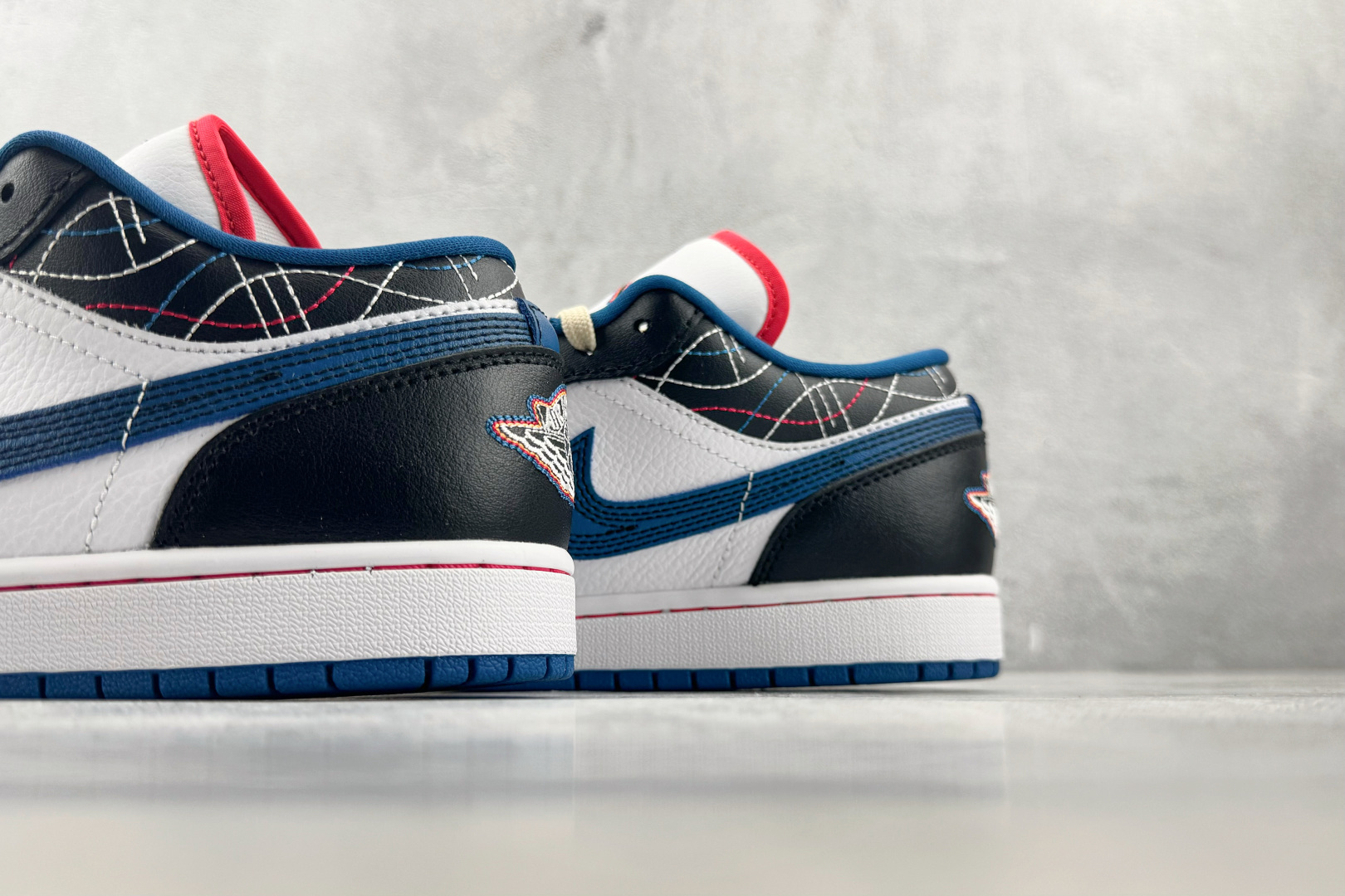Mok Jordan Air Jordan 1 白黑色 货号:FV3622-141 尺码:36 36.5 37.5 3 Mok Jordan Air Jordan 1 白黑色 货号:FV3622-141 尺码:36 36.5 37.5 3