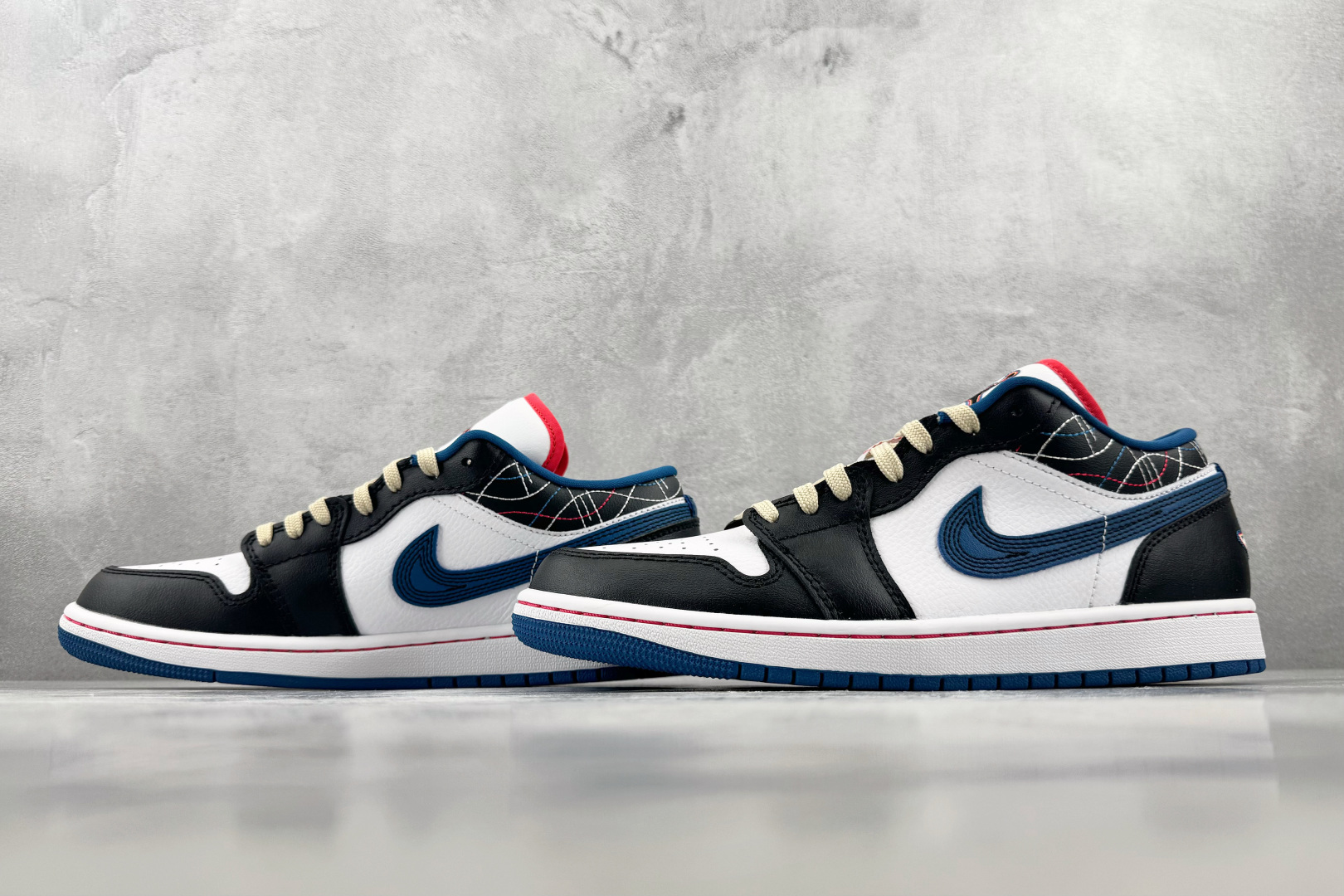 Mok Jordan Air Jordan 1 白黑色 货号:FV3622-141 尺码:36 36.5 37.5 3 Mok Jordan Air Jordan 1 白黑色 货号:FV3622-141 尺码:36 36.5 37.5 3