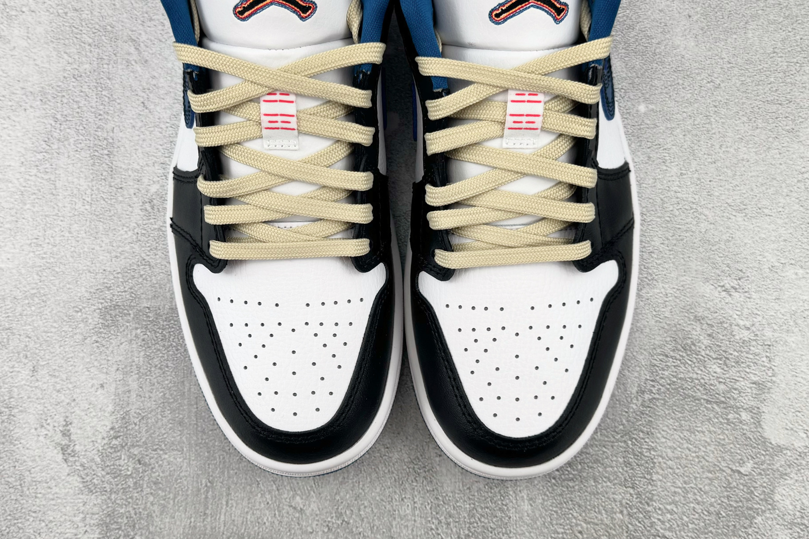 Mok Jordan Air Jordan 1 白黑色 货号:FV3622-141 尺码:36 36.5 37.5 3 Mok Jordan Air Jordan 1 白黑色 货号:FV3622-141 尺码:36 36.5 37.5 3