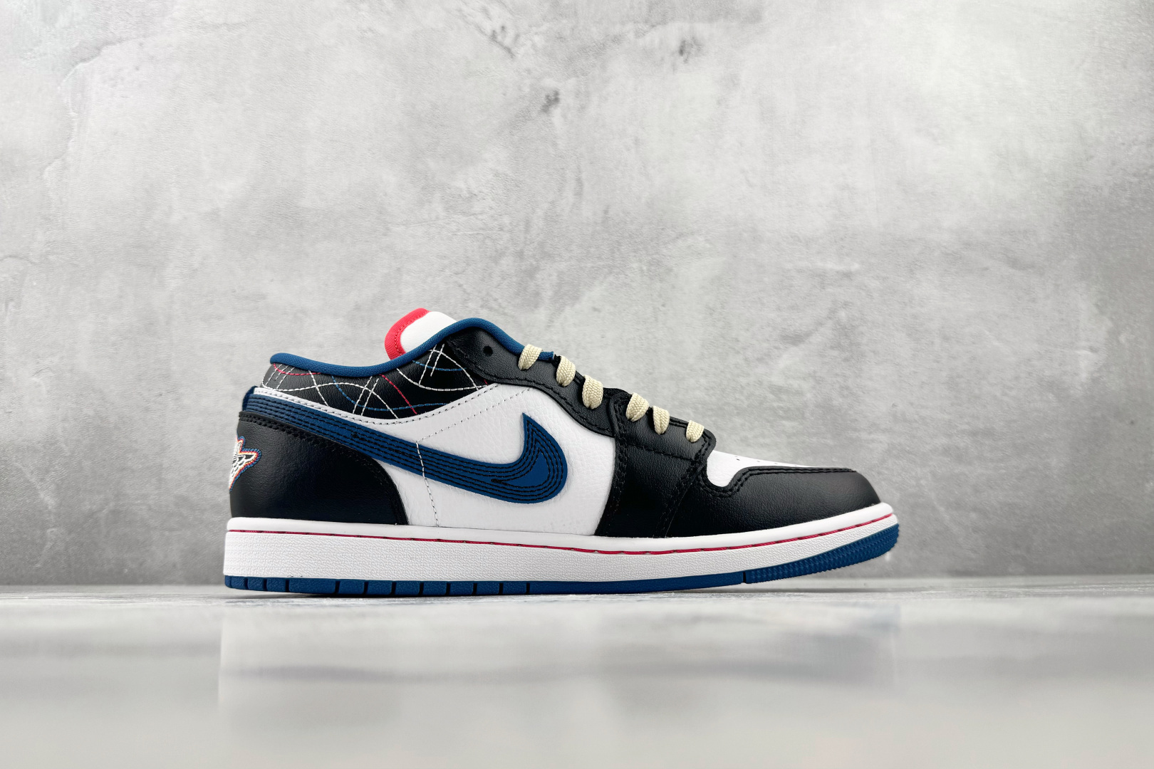 Mok Jordan Air Jordan 1 白黑色 货号:FV3622-141 尺码:36 36.5 37.5 3 Mok Jordan Air Jordan 1 白黑色 货号:FV3622-141 尺码:36 36.5 37.5 3
