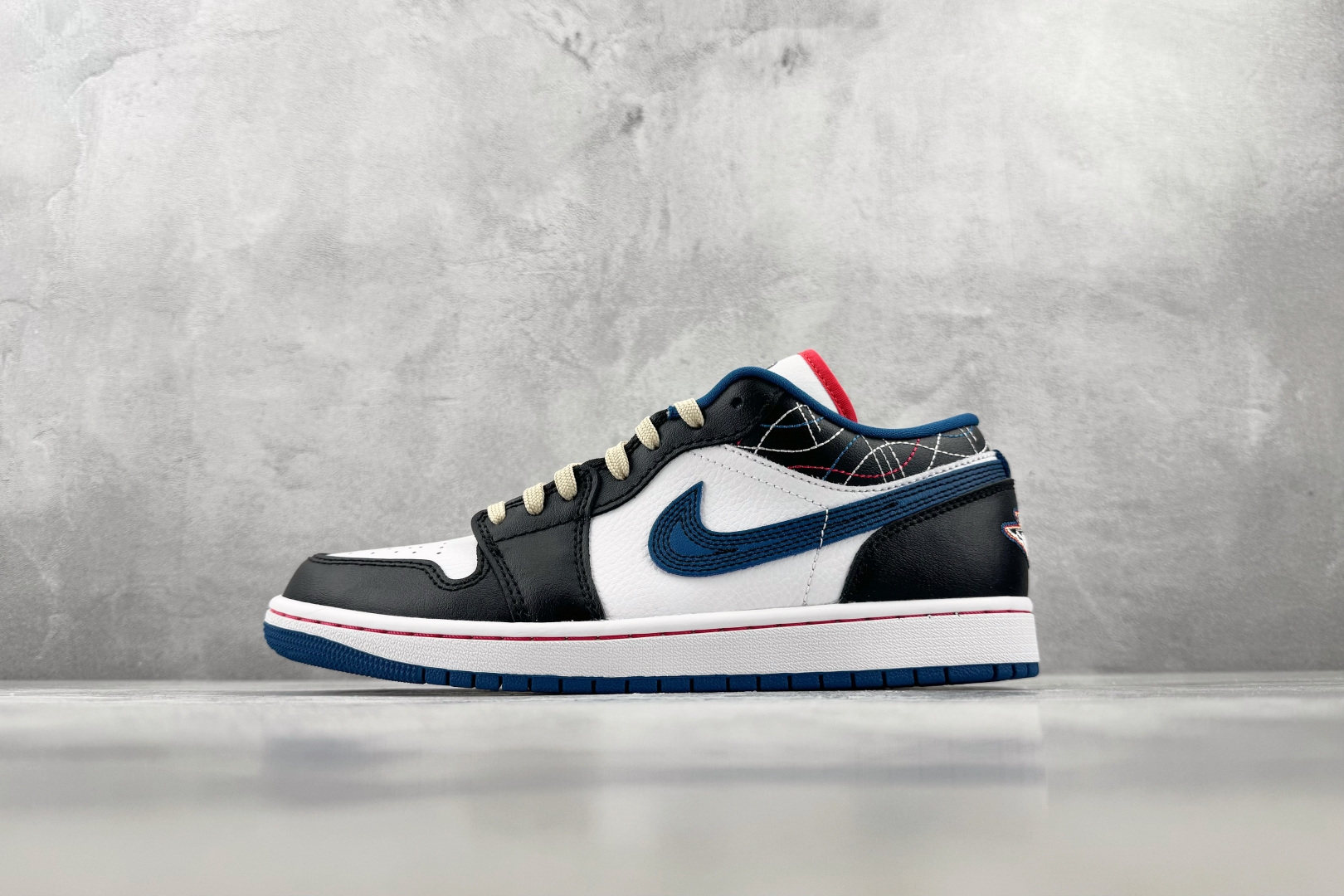 Mok  Jordan Air Jordan 1 白黑色 货号：FV3622-141 尺码：36 36.5 37.5 3