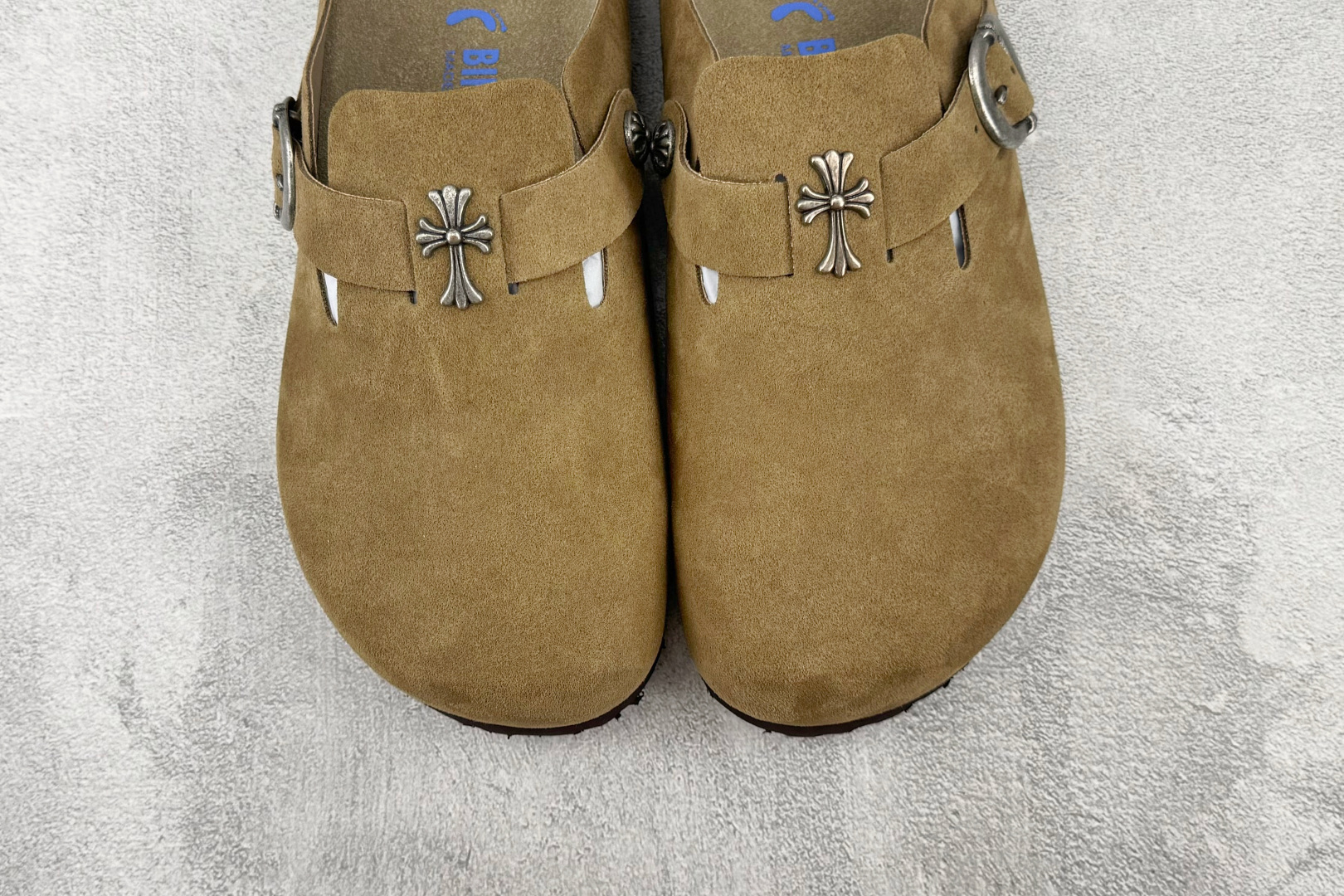 莞产 Birkenstock BS Chrome Hearts 卡其 货号: 尺码:39 40 40.5 41 42 莞产 Birkenstock BS Chrome Hearts 卡其 货号: 尺码:39 40 40.5 41 42
