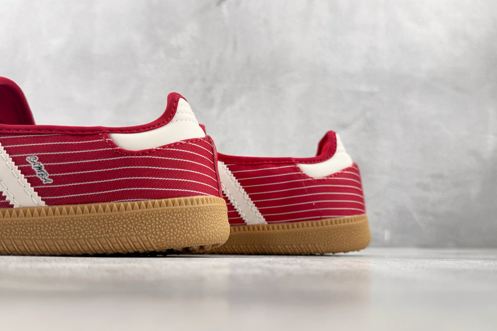 R版 出口订单 adidas originals Samba Jane 胜利红 货号:KH7833 尺码:35.5 R版 出口订单 adidas originals Samba Jane 胜利红 货号:KH7833 尺码:35.5