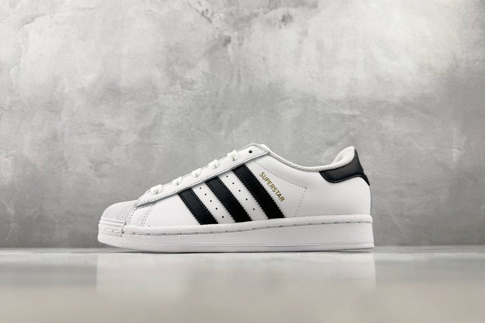 GOD神版 完美还原 正确版本 adidas originals SUPERSTAR 白黑 货号：EG4958 尺码：3