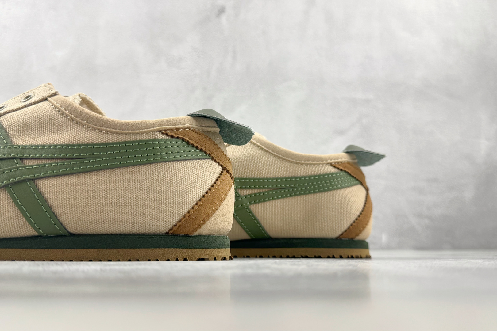 OT 头层  Onitsuka Tiger鬼塚虎 MEXICO 66 绿色 货号：DL408 1785 尺码：35 36