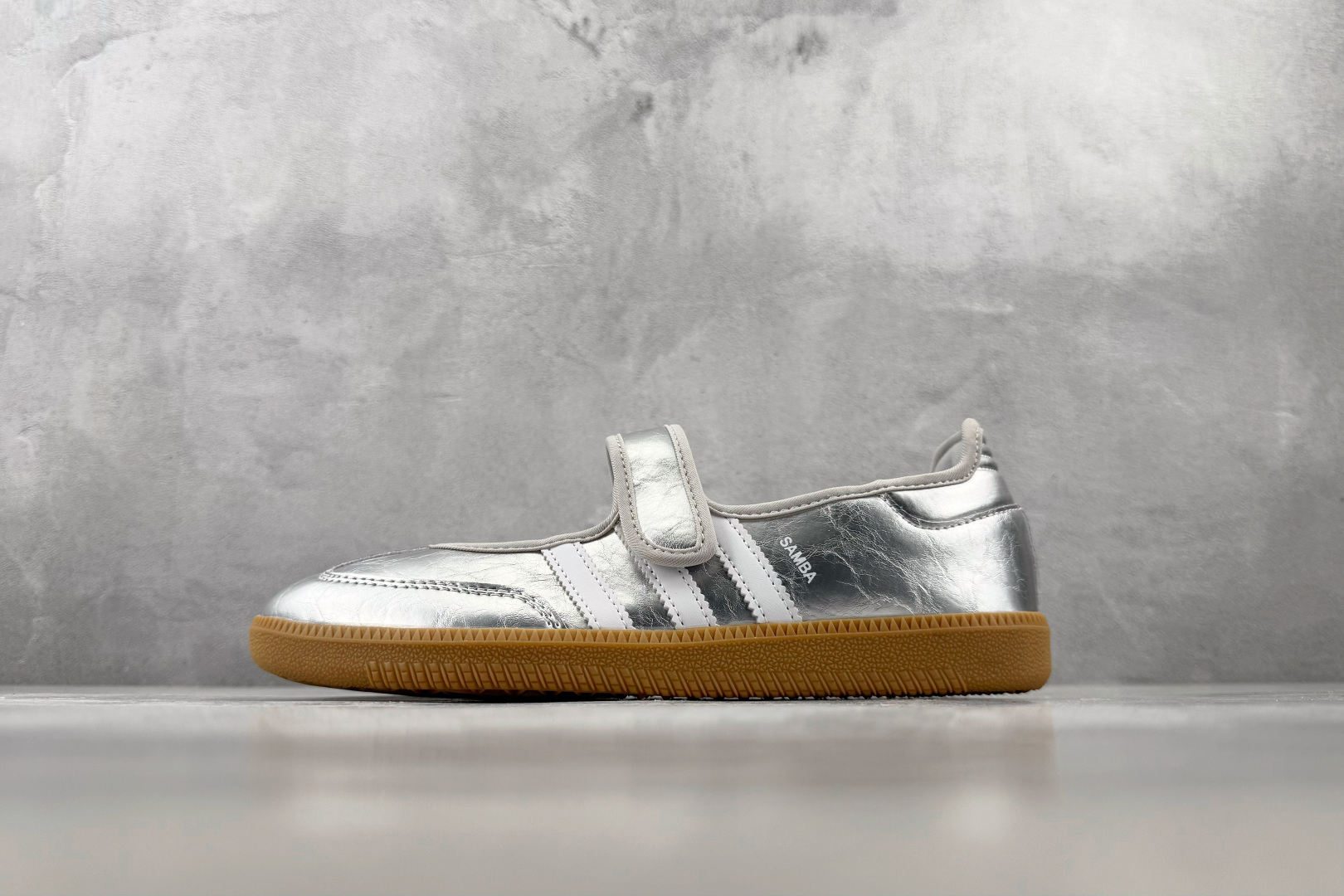 HX adidas originals Samba Jane 闪亮银 货号：KK2502 尺码：35.5 36 36.5