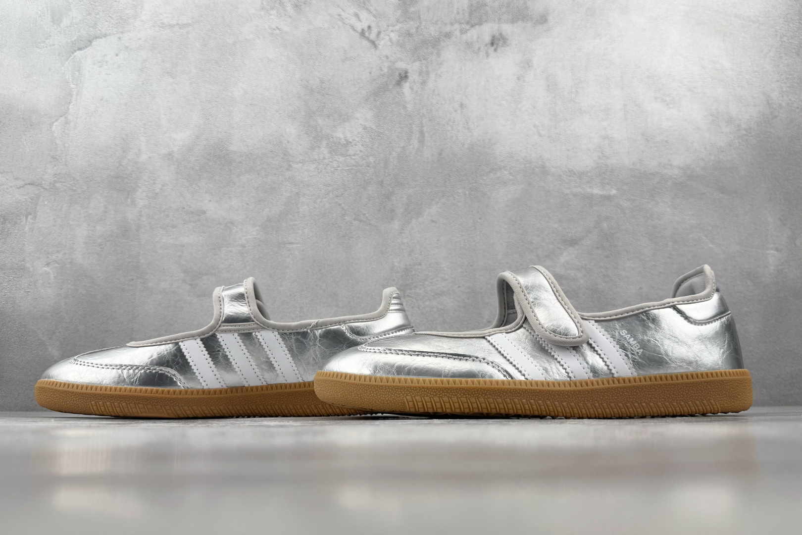 HX adidas originals Samba Jane 闪亮银 货号:KK2502 尺码:35.5 36 36.5 HX adidas originals Samba Jane 闪亮银 货号:KK2502 尺码:35.5 36 36.5