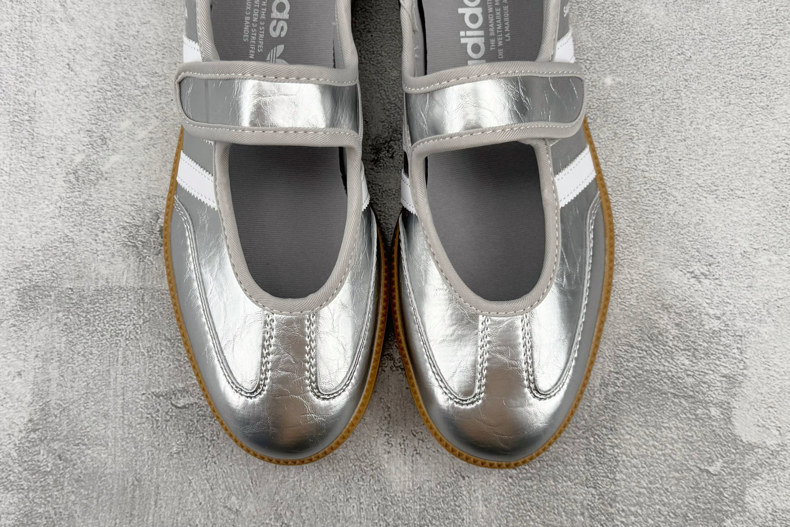 HX adidas originals Samba Jane 闪亮银 货号:KK2502 尺码:35.5 36 36.5 HX adidas originals Samba Jane 闪亮银 货号:KK2502 尺码:35.5 36 36.5
